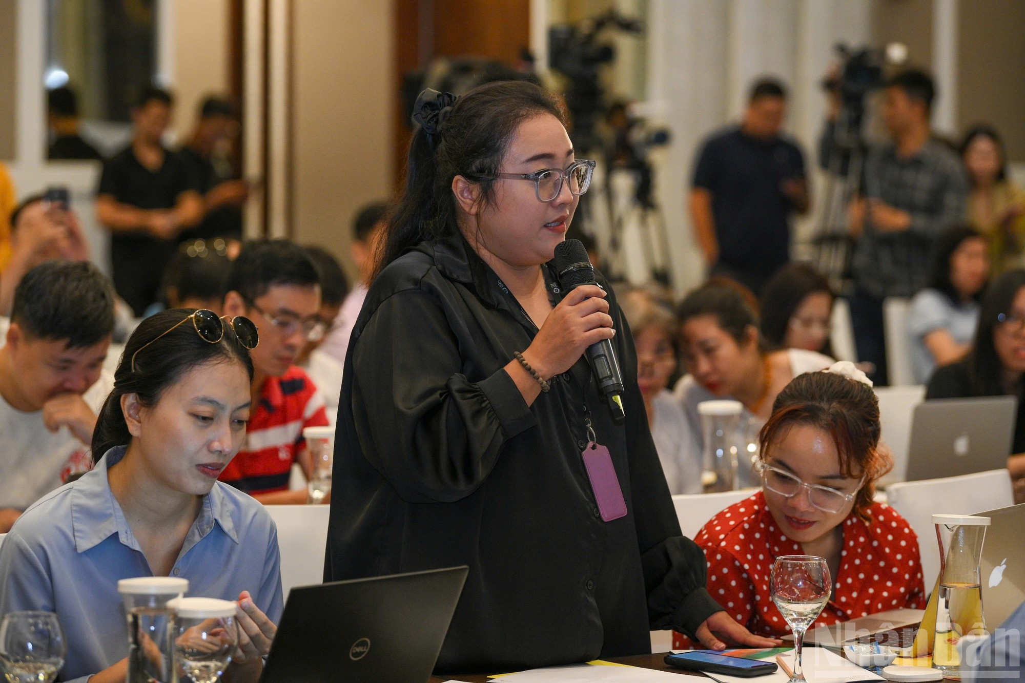 Los periodistas hacen preguntas a los dos artistas de Secret Garden.