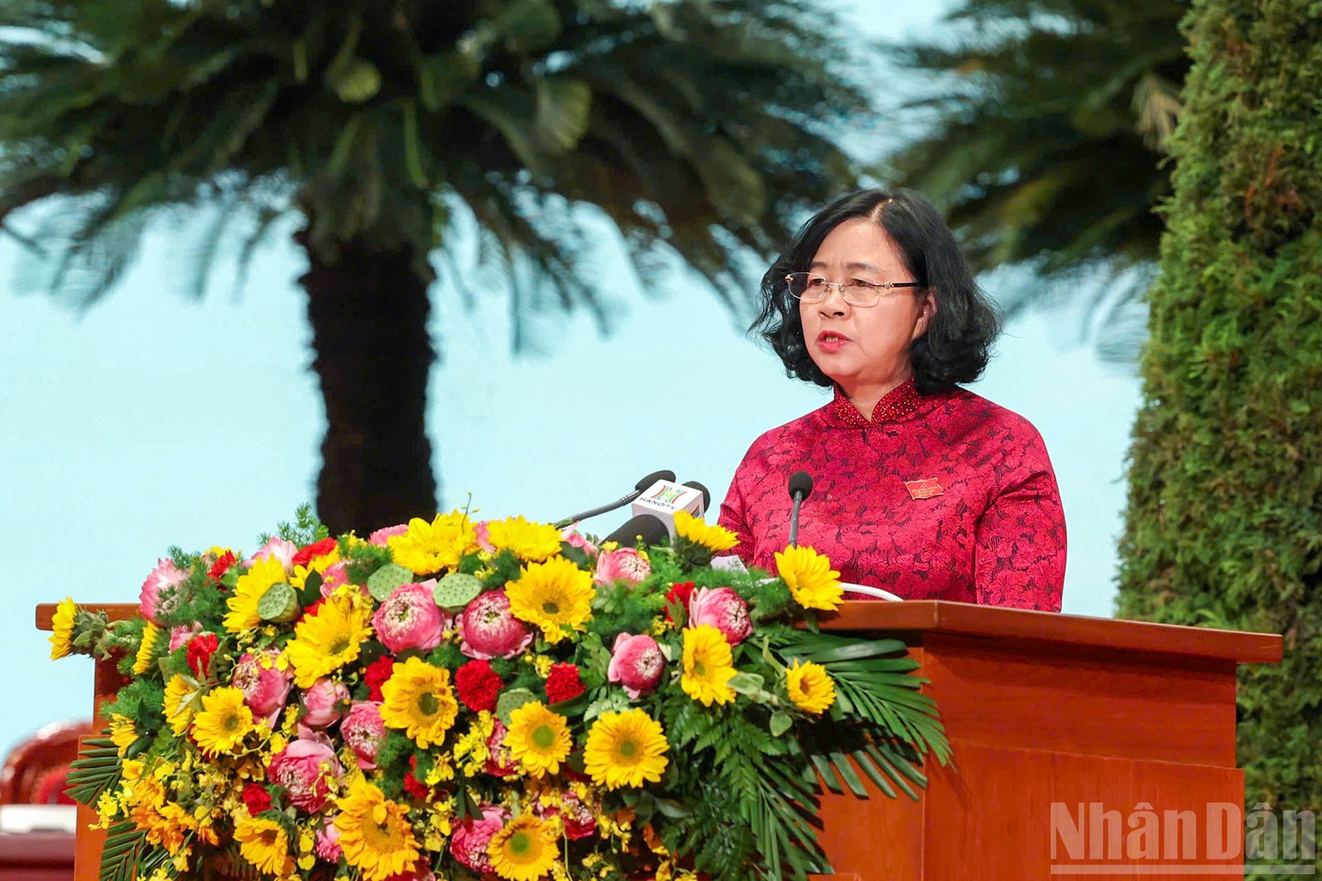 La secretaria del Comité del Partido de Hanói, Bui Thi Minh Hoai, habla en la ceremonia.
