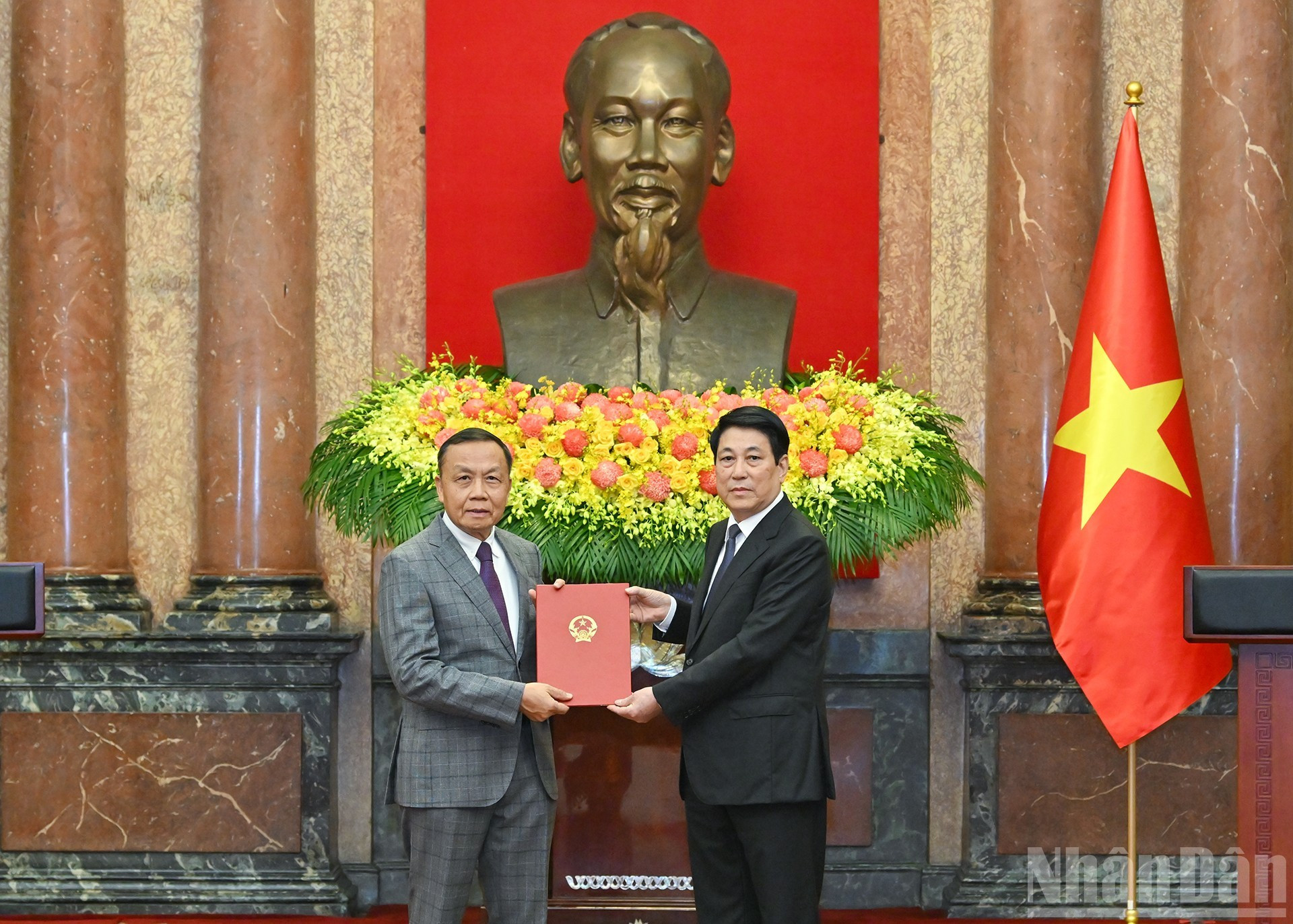 Entregan la decisión de conferir el título de Embajador de la República Socialista de Vietnam de primera categoría al cónsul general de Vietnam en la ciudad canadiense de Vancouver, Nguyen Quang Trung.