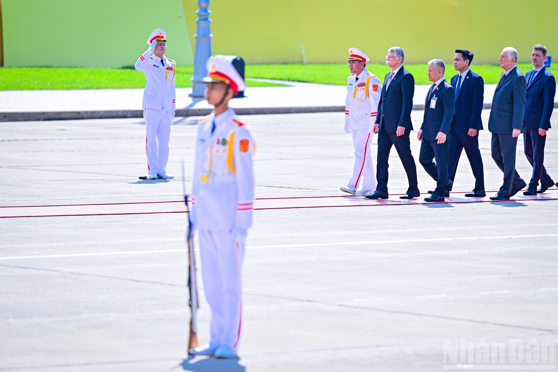 La delegación parlamentaria de alto nivel de Hungría, encabezada por Laszlo Kover, en la Plaza Ba Dinh, frente al Mausoleo del Presidente Ho Chi Minh.