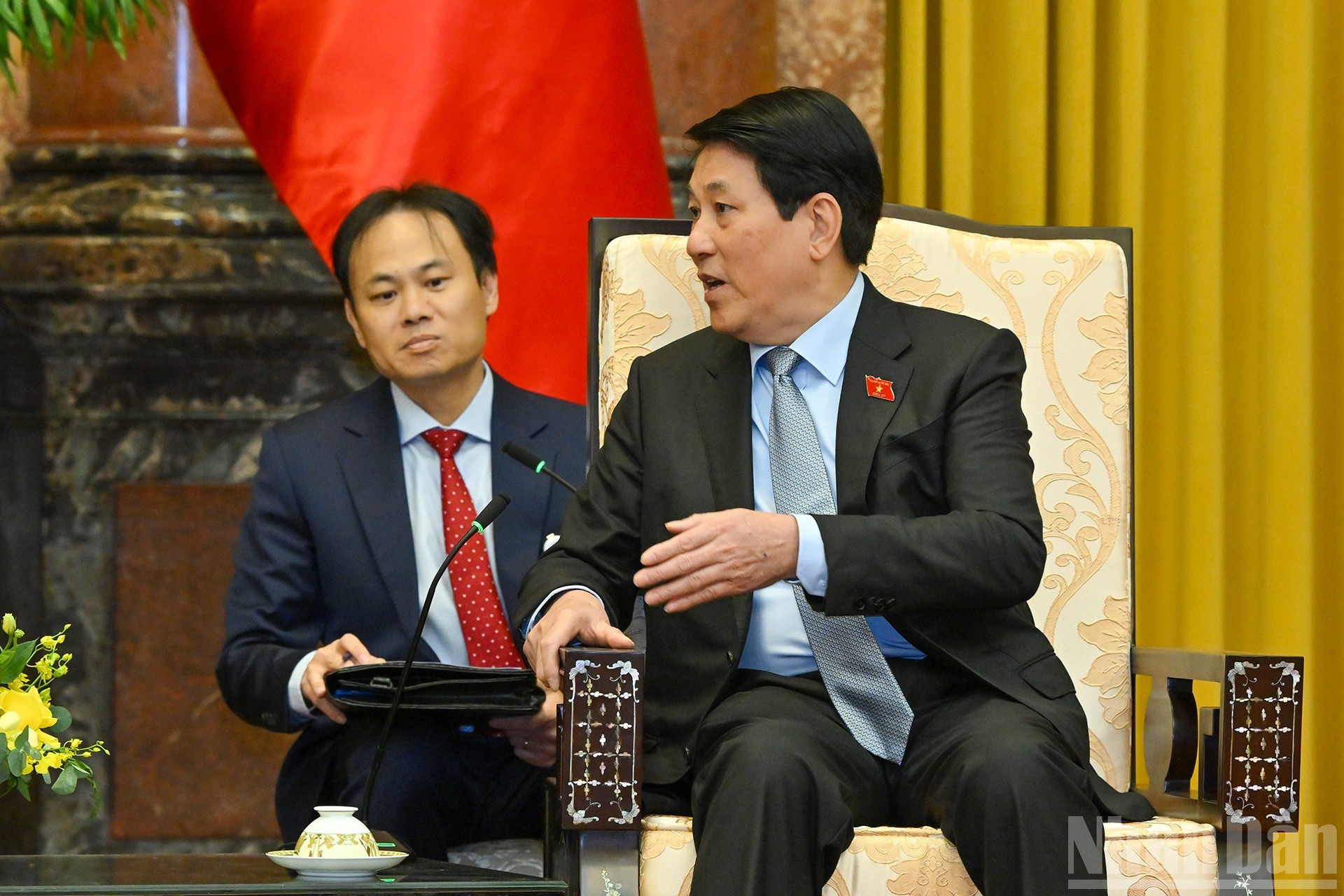 Luong Cuong habla en la cita.