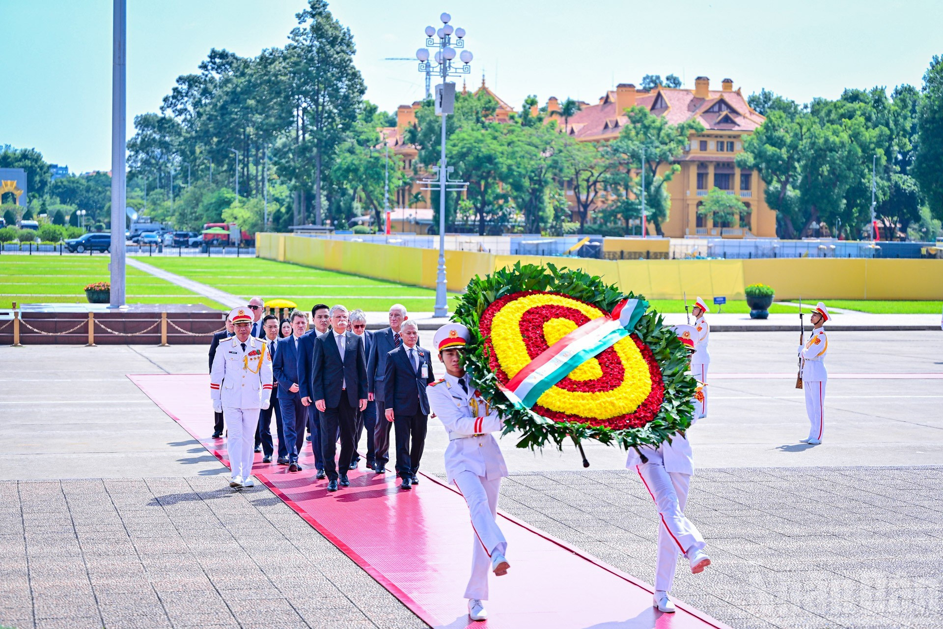 La ofrenda floral de la delegación húngara para rendir tributo al Presidente Ho Chi Minh.