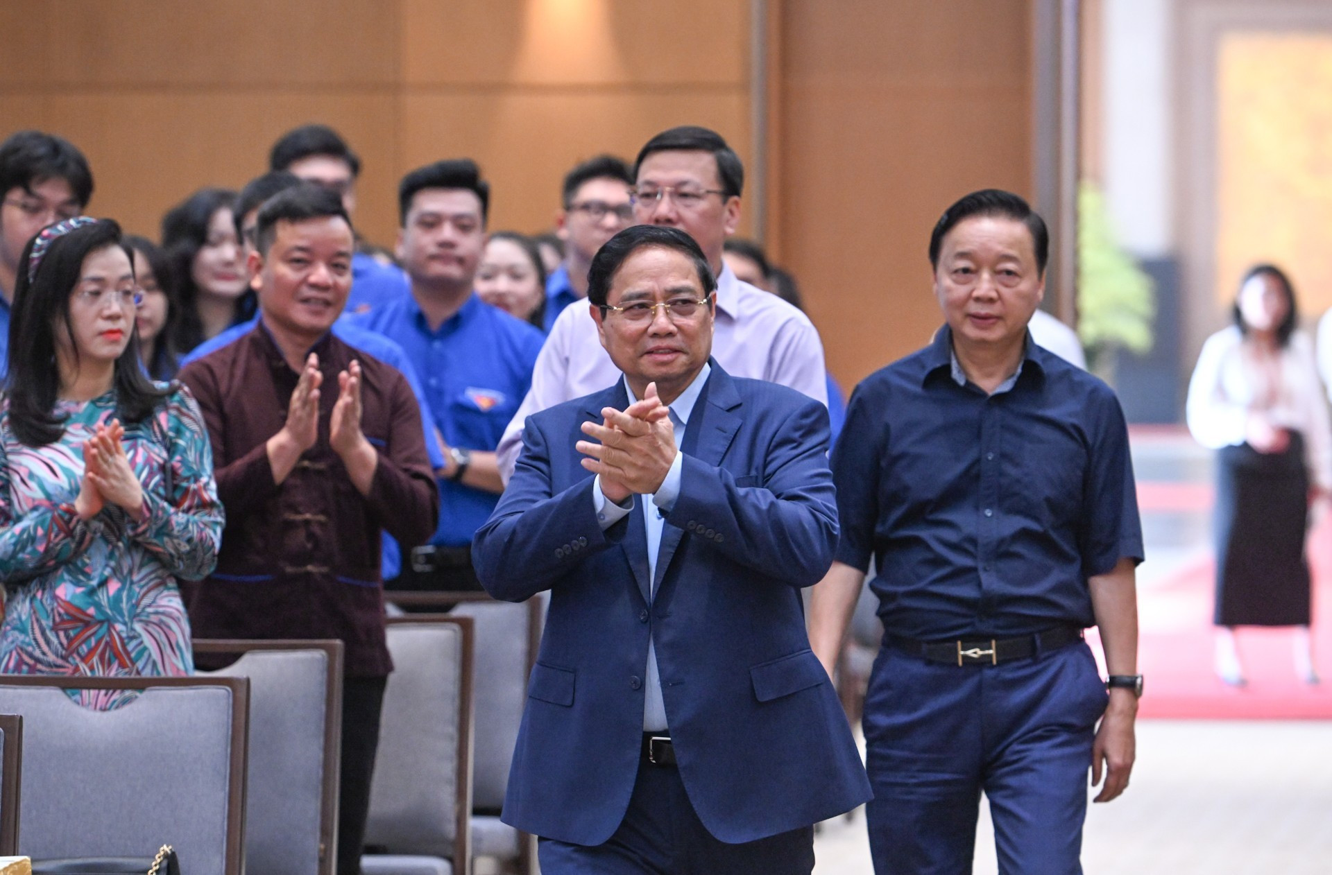 El primer ministro de Vietnam, Pham Minh Chinh, llega a la ceremonia de lanzamiento de la campaña de emulación para dar la bienvenida al XIV Congreso Nacional del Partido y a las elecciones parlamentarias.