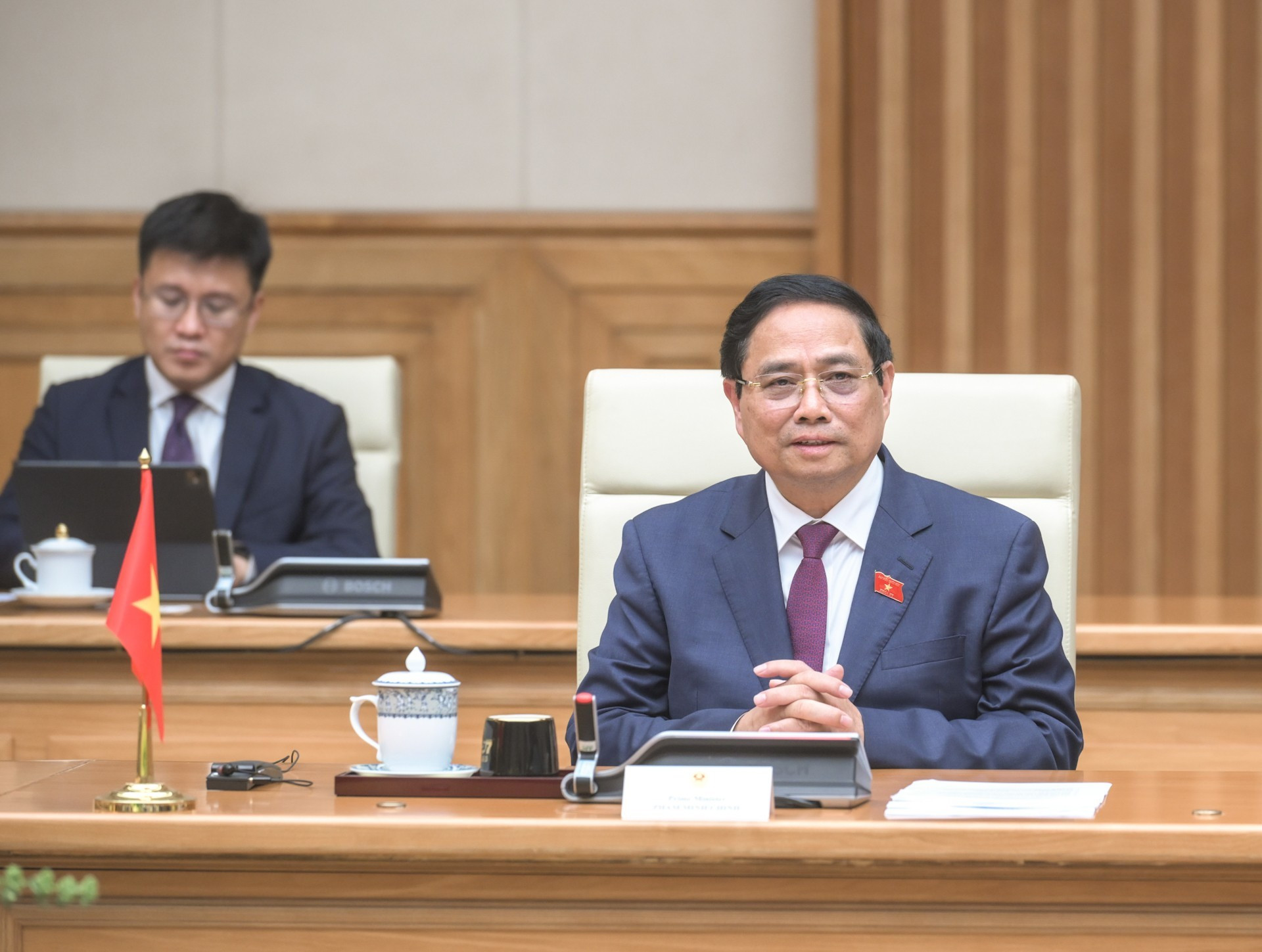 Minh Chinh habla en la reunión.