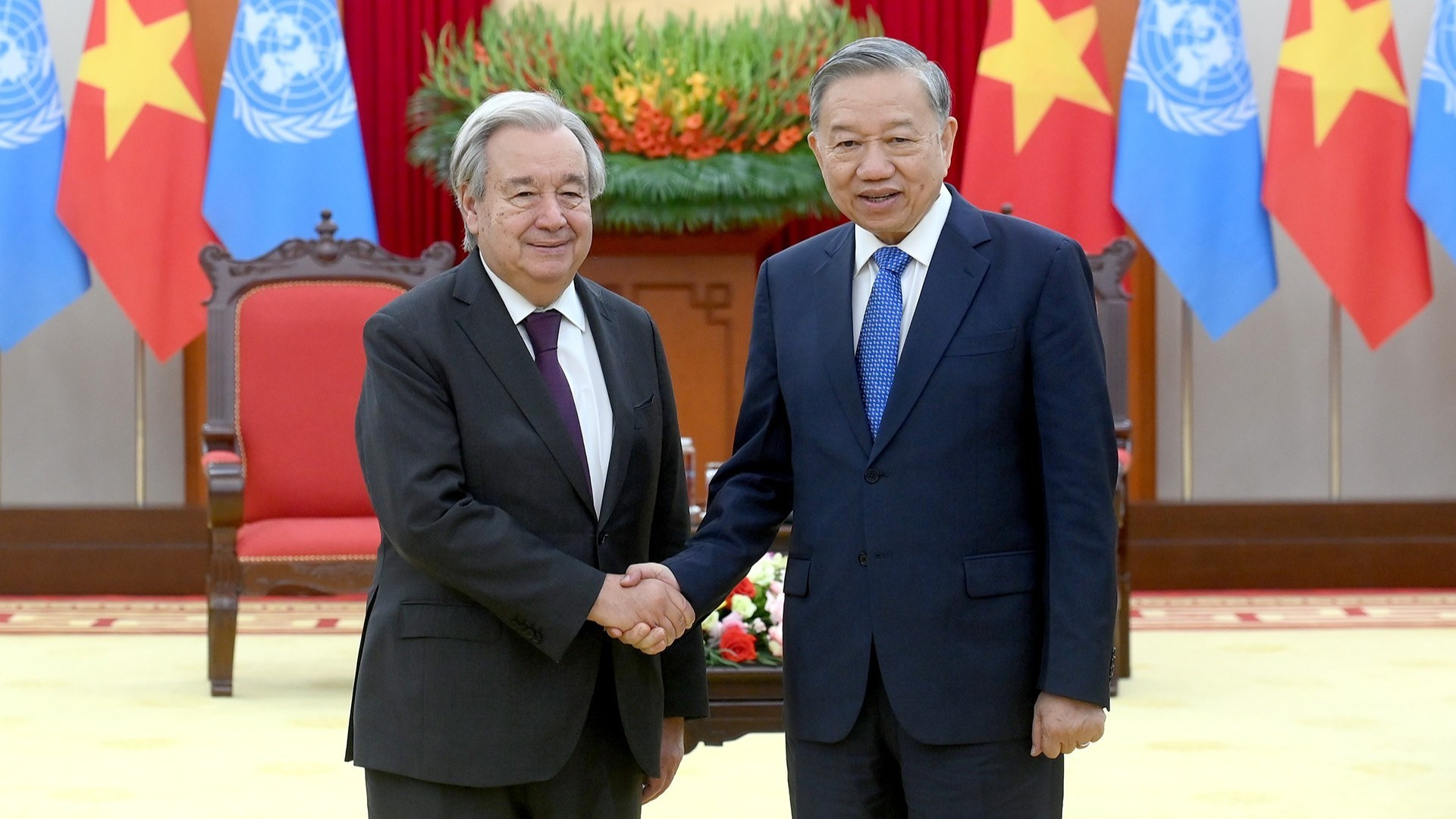 El secretario general del Partido Comunista de Vietnam, To Lam, recibe al secretario general de las Naciones Unidas, António Guterres.