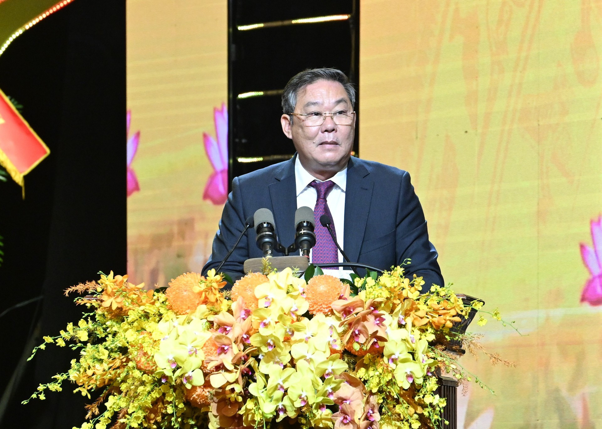 El vicepresidente permanente del Comité Popular de Hanói, Le Hong Son, pronuncia el discurso de apertura del Congreso.