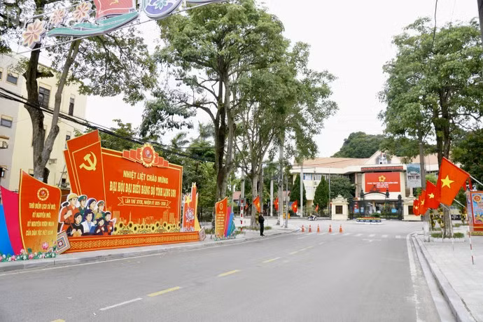 Ambiente en las calles antes de la XVIII Asamblea del Comité del Partido en Lang Son, período 2025-2030.