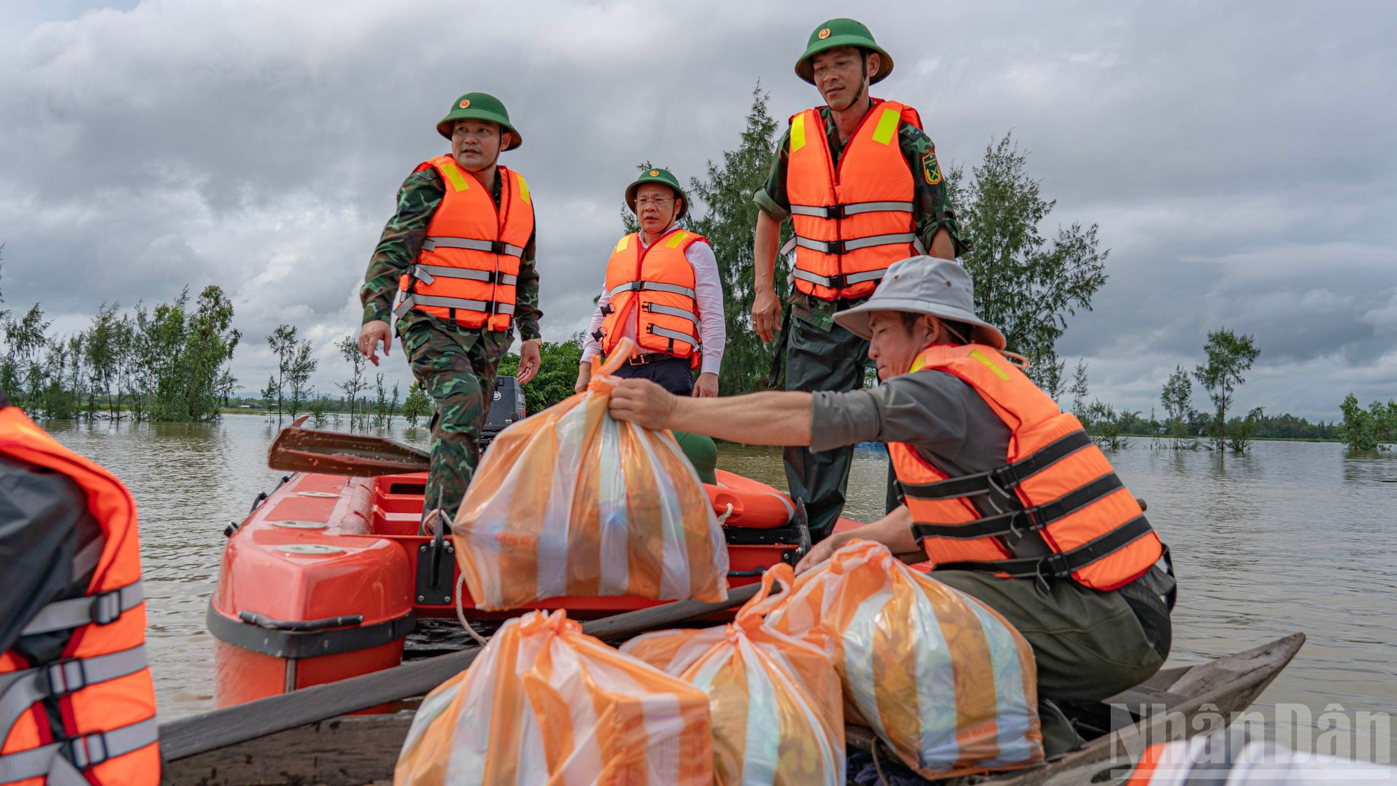 Los obsequios incluyen mantas, alimentos y agua potable. Los obsequios incluyen mantas, alimentos y agua potable.
