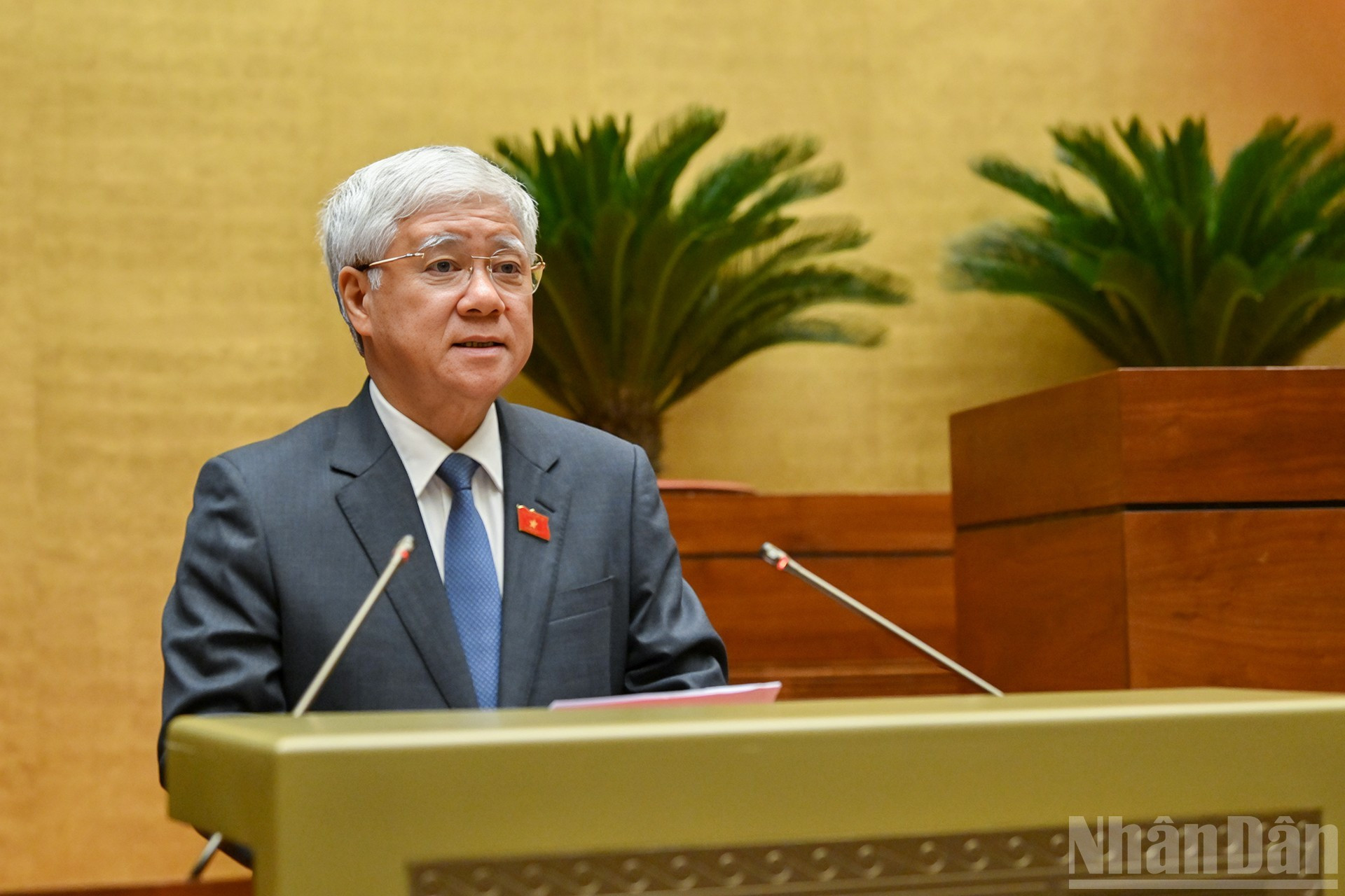 El presidente del Comité Central del Frente de la Patria de Vietnam, Do Van Chien, presenta un informe sobre las opiniones y recomendaciones de los votantes y el pueblo, enviadas al décimo período de sesiones.