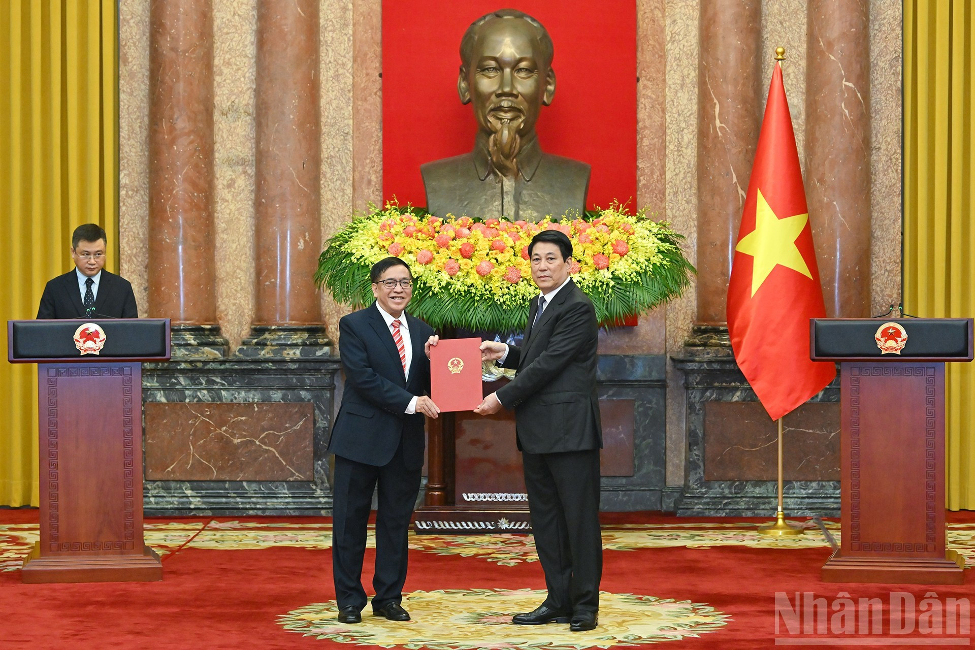 Entregan la decisión de conferir el título de Embajador de la República Socialista de Vietnam de primera categoría al embajador de Vietnam en Mozambique, Pham Hoang Kim.