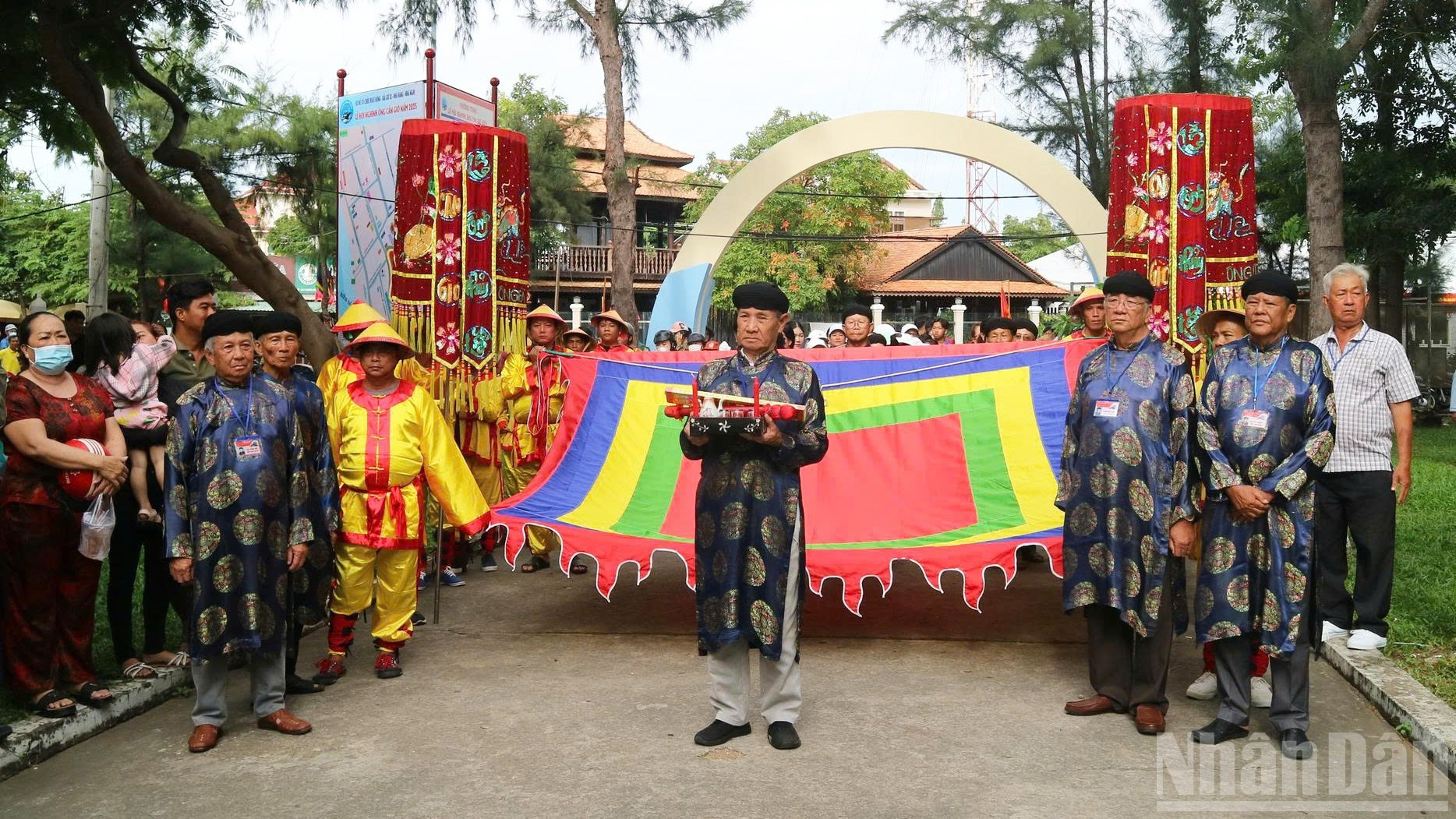 La parte ceremonial de este año mantiene la solemnidad tradicional con rituales como la visita al Cementerio de Mártires de Rung Sac, la ofrenda de incienso en el Templo de los Héroes Mártires de Rung Sac-Can Gio y la ceremonia de adoración al Dios Ballena.