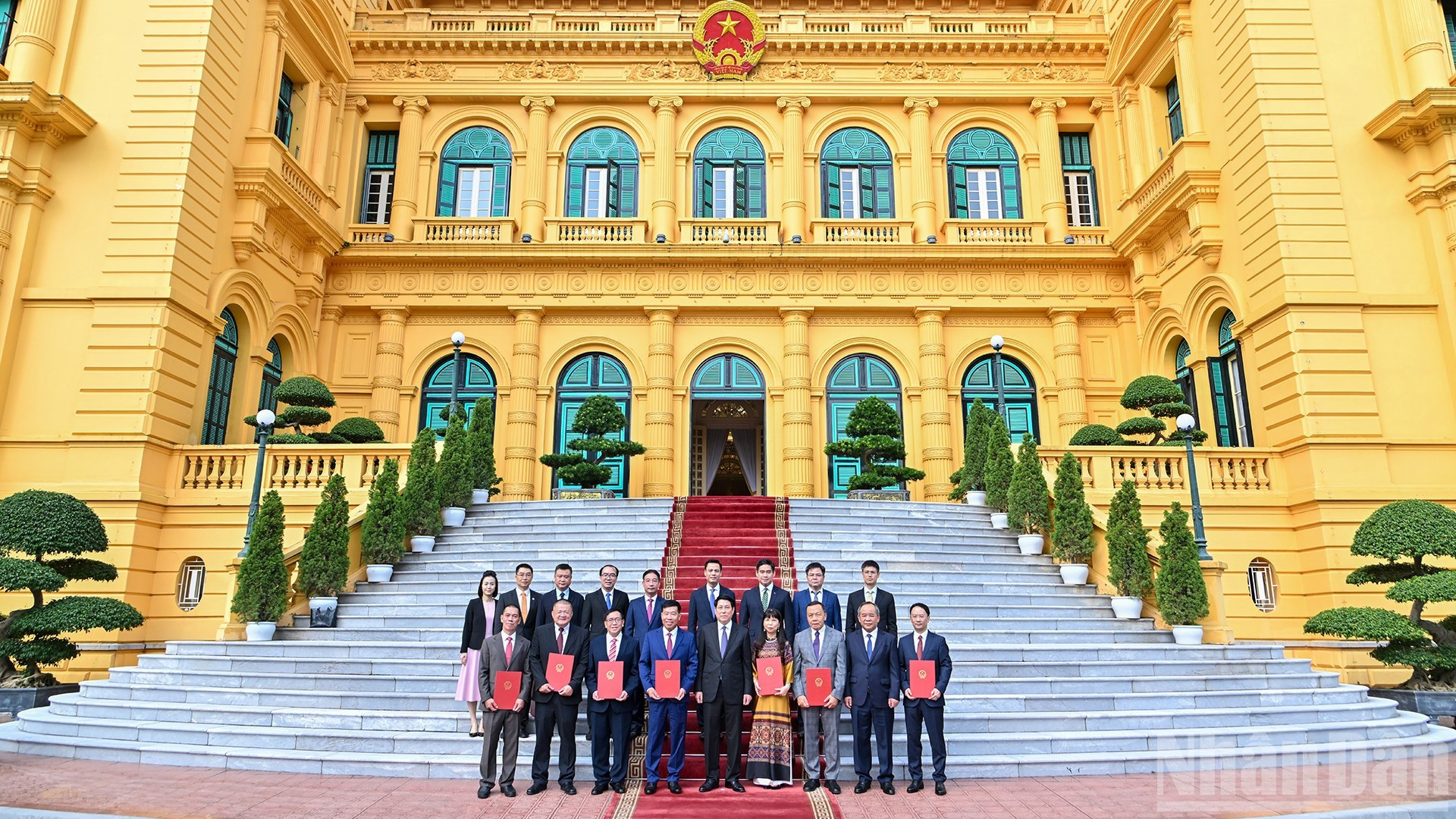 [Foto] Presidente vietnamita entrega decisiones sobre la concesión de títulos y el nombramiento de embajadores