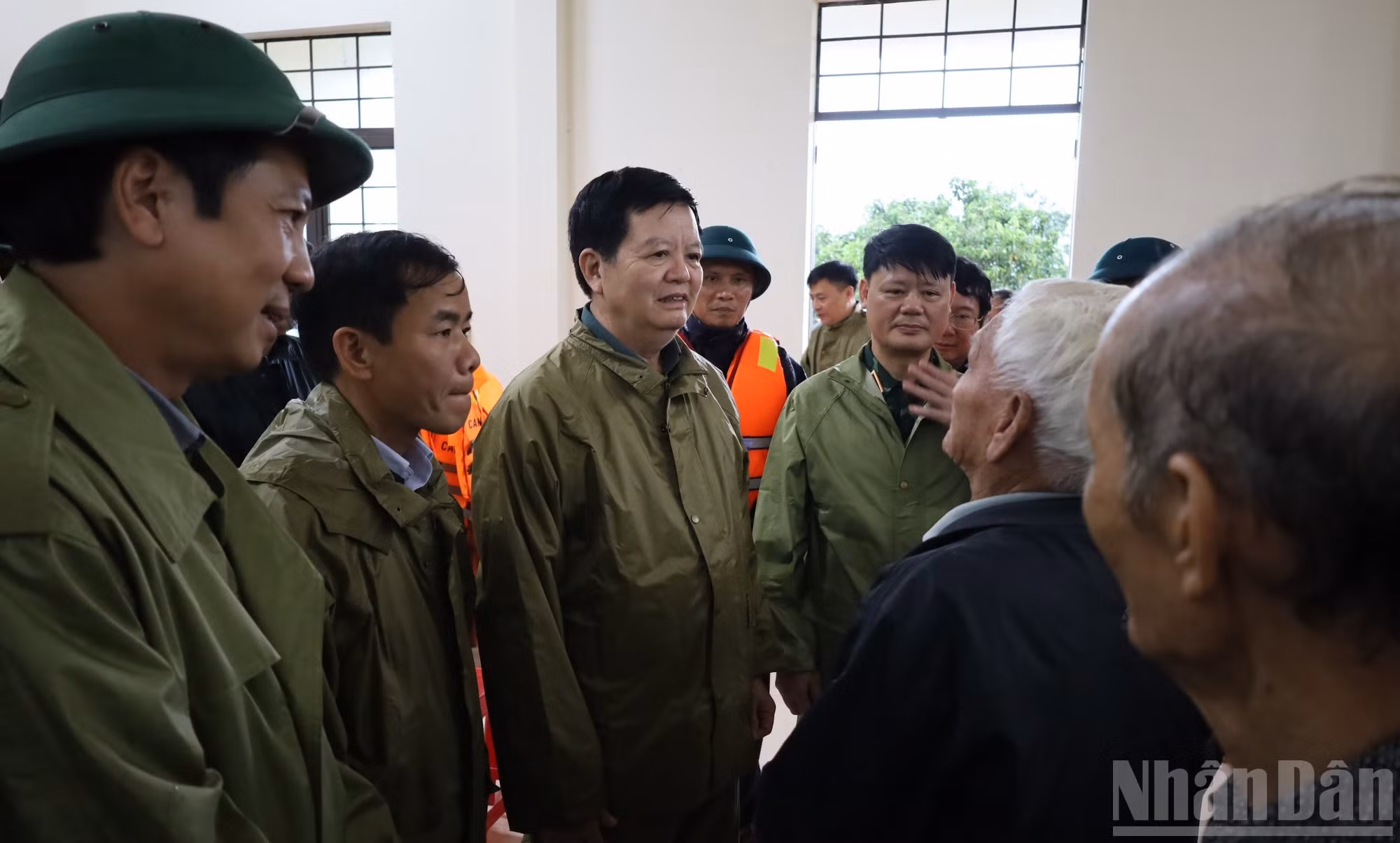 Van Chinh alienta a los habitantes en el Centro de Aprendizaje Comunitario de la aldea de Cay Da.