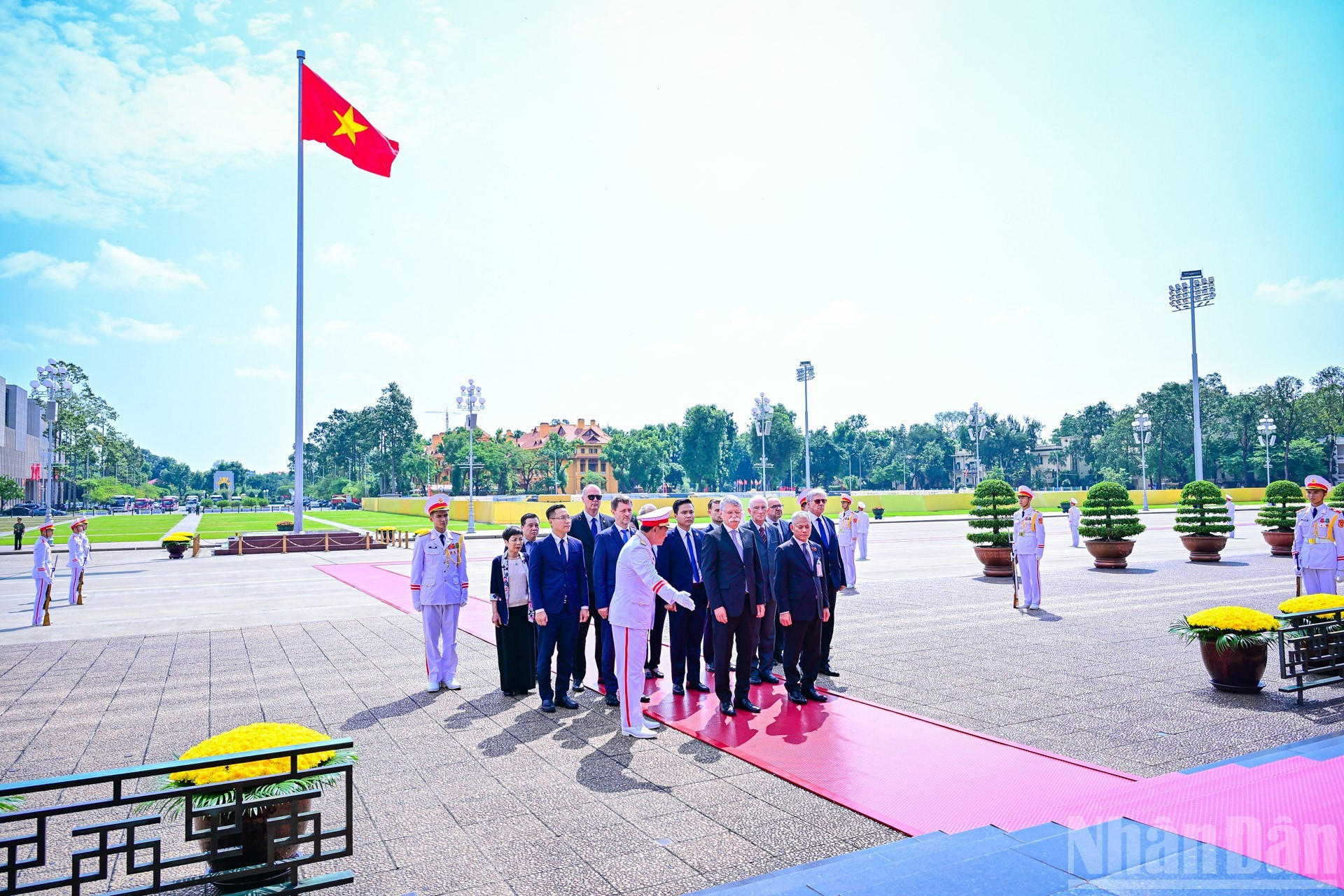Los delegados húngaros entran en el Mausoleo para rendir homenaje al Presidente Ho Chi Minh.