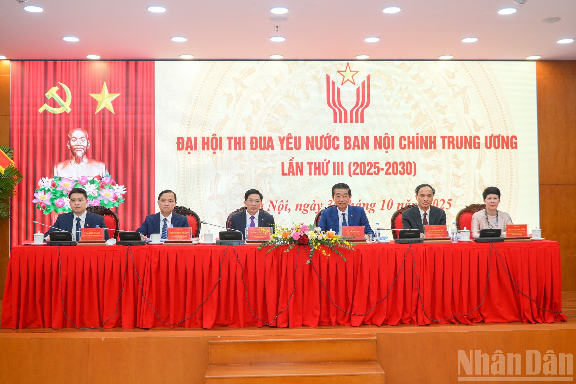 El Presidium preside el Congreso.