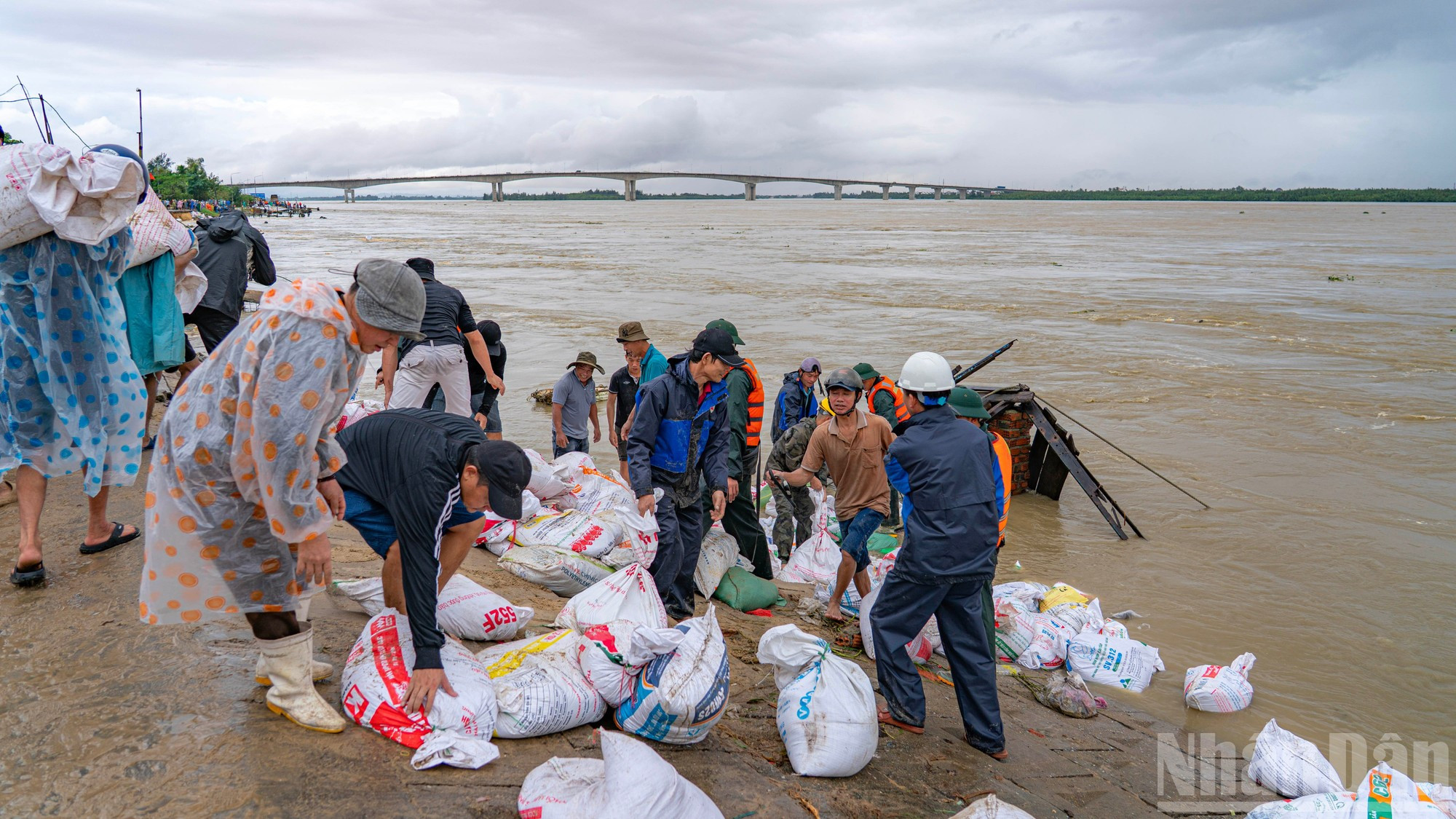 Las fuerzas competentes, junto con los habitantes, refuerzan activamente los tramos del dique afectados por los deslizamientos. Las fuerzas competentes, junto con los habitantes, refuerzan activamente los tramos del dique afectados por los deslizamientos.