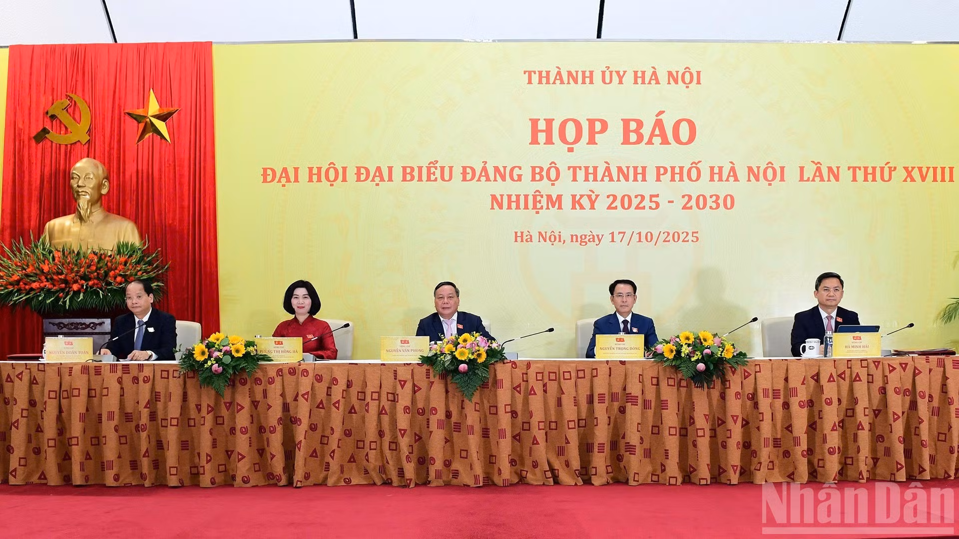 Después de la sesión de clausura, los miembros permanentes del Comité del Partido de Hanói presiden una rueda de prensa para informar los resultados de la XVIII Asamblea de la instancia partidista municipal.