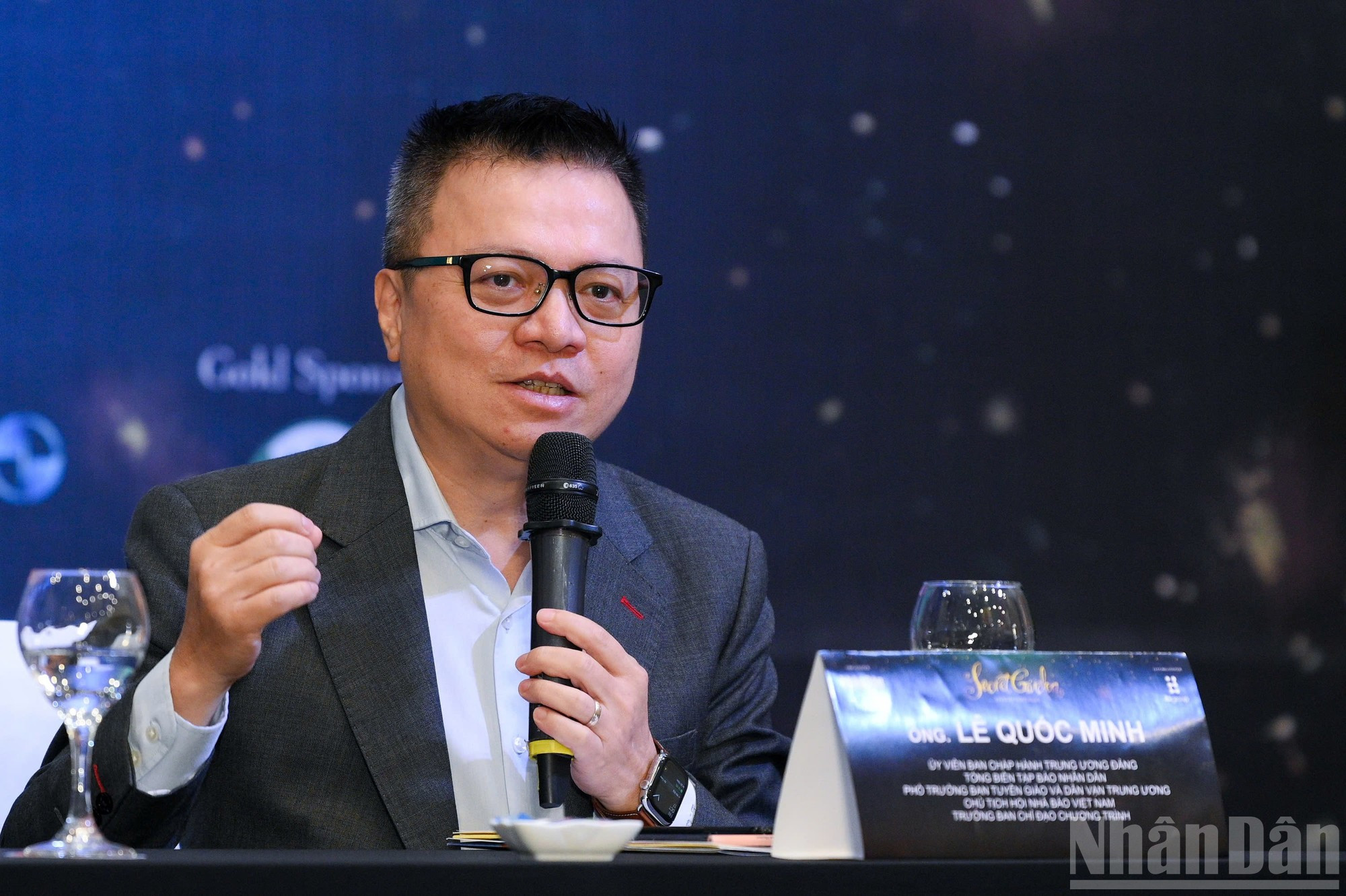 Le Quoc Minh, miembro del Comité Central del Partido Comunista de Vietnam, presidente-editor de Nhan Dan, subjefe de la Comisión de Propaganda y Movilización de Masas del Comité Central del Partido y titular de la Asociación de Periodistas del país, habla en el evento.