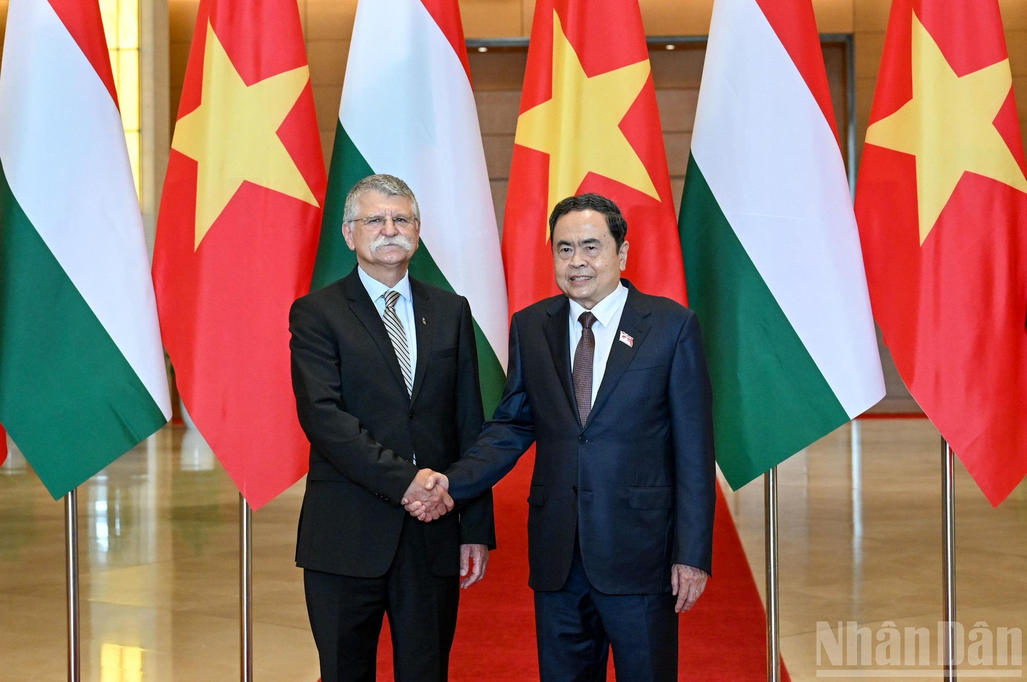 El presidente de la Asamblea Nacional (Parlamento) de Vietnam, Tran Thanh Man, y su homólogo de Hungría, Laszlo Kover.