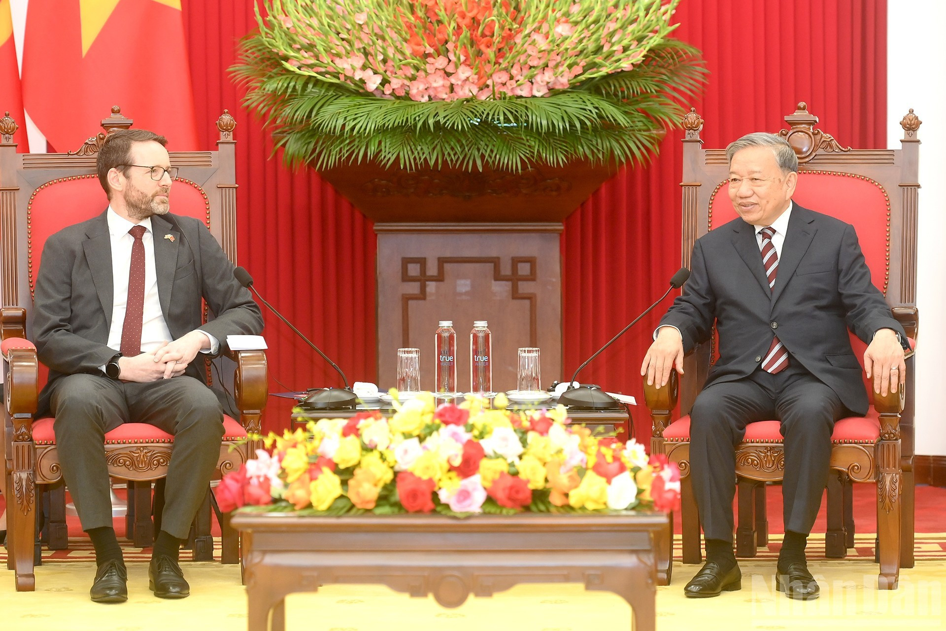 El secretario general del Partido Comunista de Vietnam, To Lam, recibe al embajador británico en Hanói, Iain Frew.