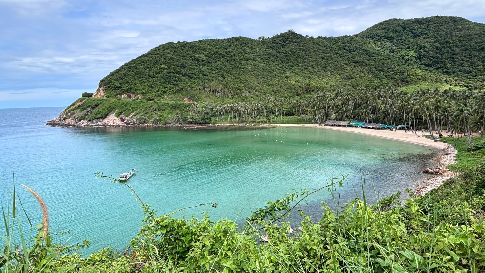 La isla grande de Nam Du Una “navega” en una bahía de aguas tranquilas. La isla grande de Nam Du Una “navega” en una bahía de aguas tranquilas.