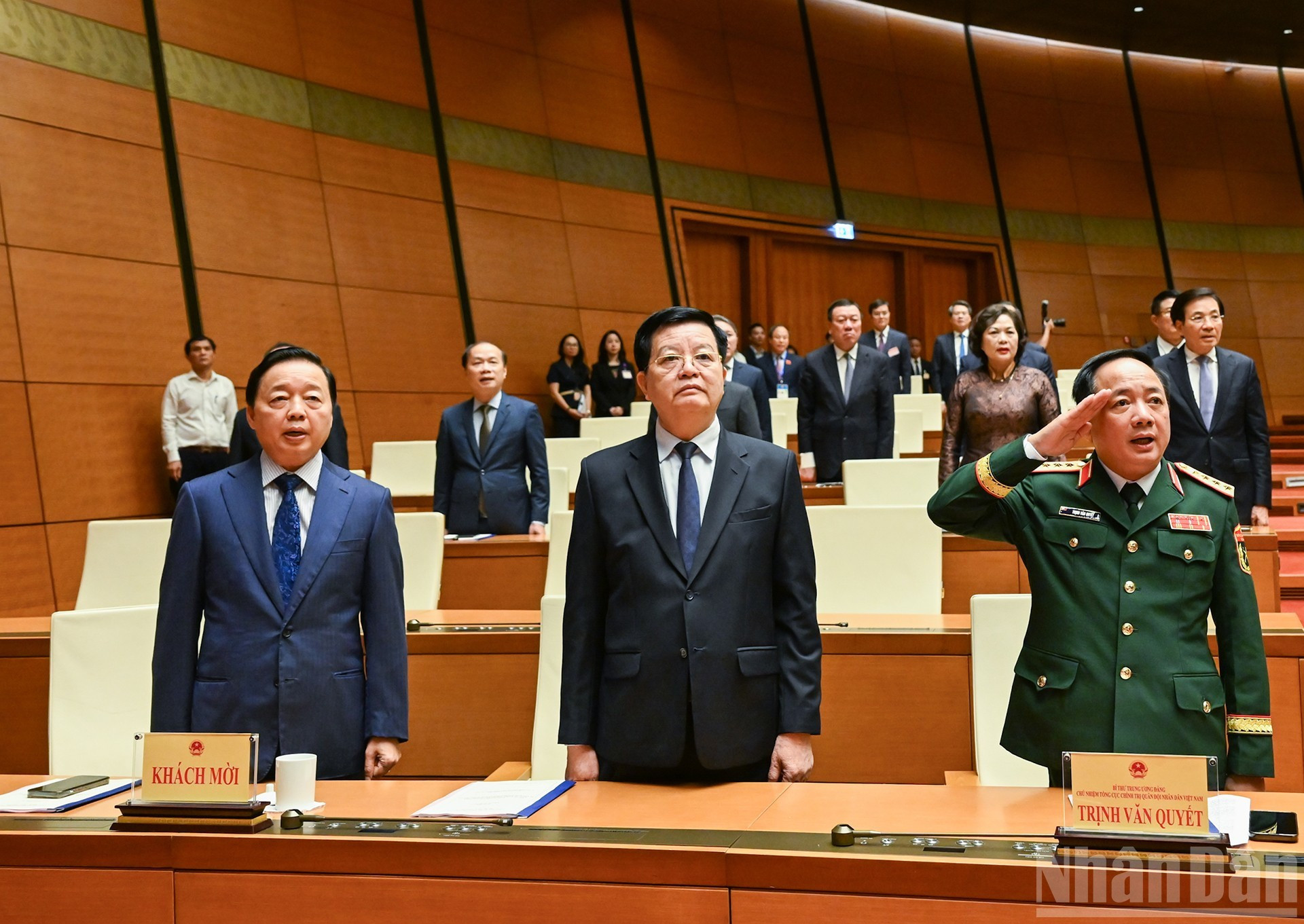 Delegados saludan a la bandera nacional.