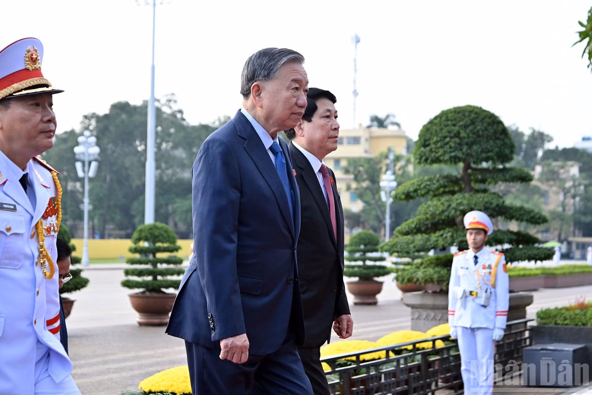 El secretario general To Lam y el presidente Luong Cuong entran en el Mausoleo para rendir homenaje al Presidente Ho Chi Minh.