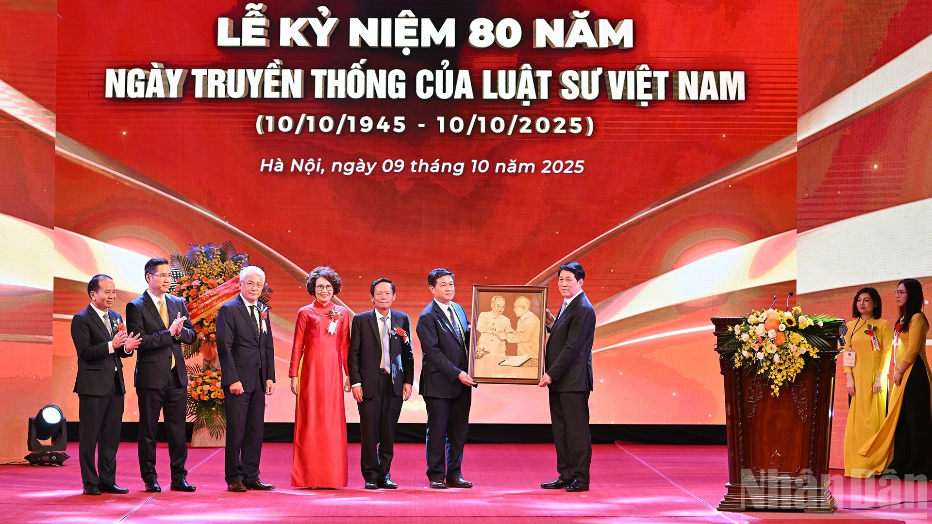 El presidente de Vietnam, Luong Cuong, entrega un obsequio a la Federación de Abogados de Vietnam.