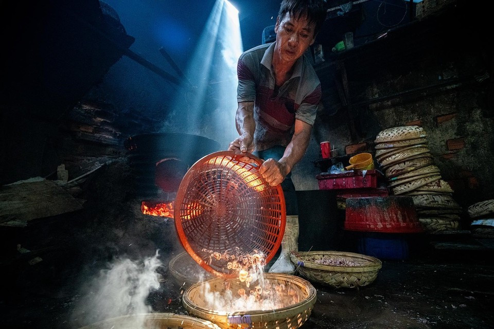 Desde la madrugada hasta el atardecer, los hornos nunca se apagan. Allí, los pobladores de Quy Nhon trabajan incansablemente cociendo pescado al vapor, un oficio tradicional que han mantenido por generaciones. Desde la madrugada hasta el atardecer, los hornos nunca se apagan. Allí, los pobladores de Quy Nhon trabajan incansablemente cociendo pescado al vapor, un oficio tradicional que han mantenido por generaciones.