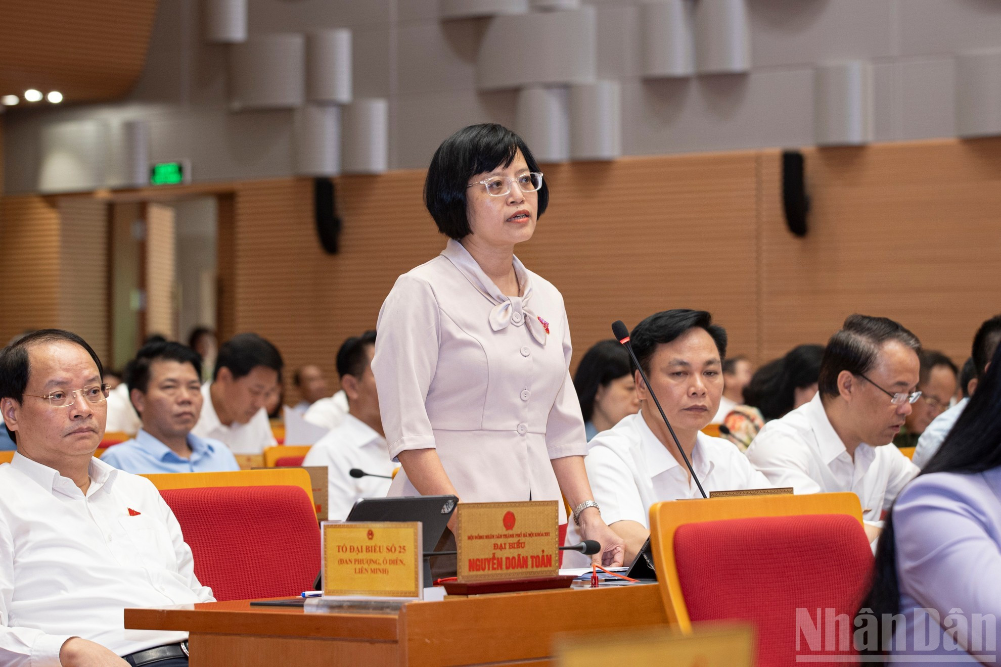 La diputada Ho Van Nga formula una pregunta durante la sesión.