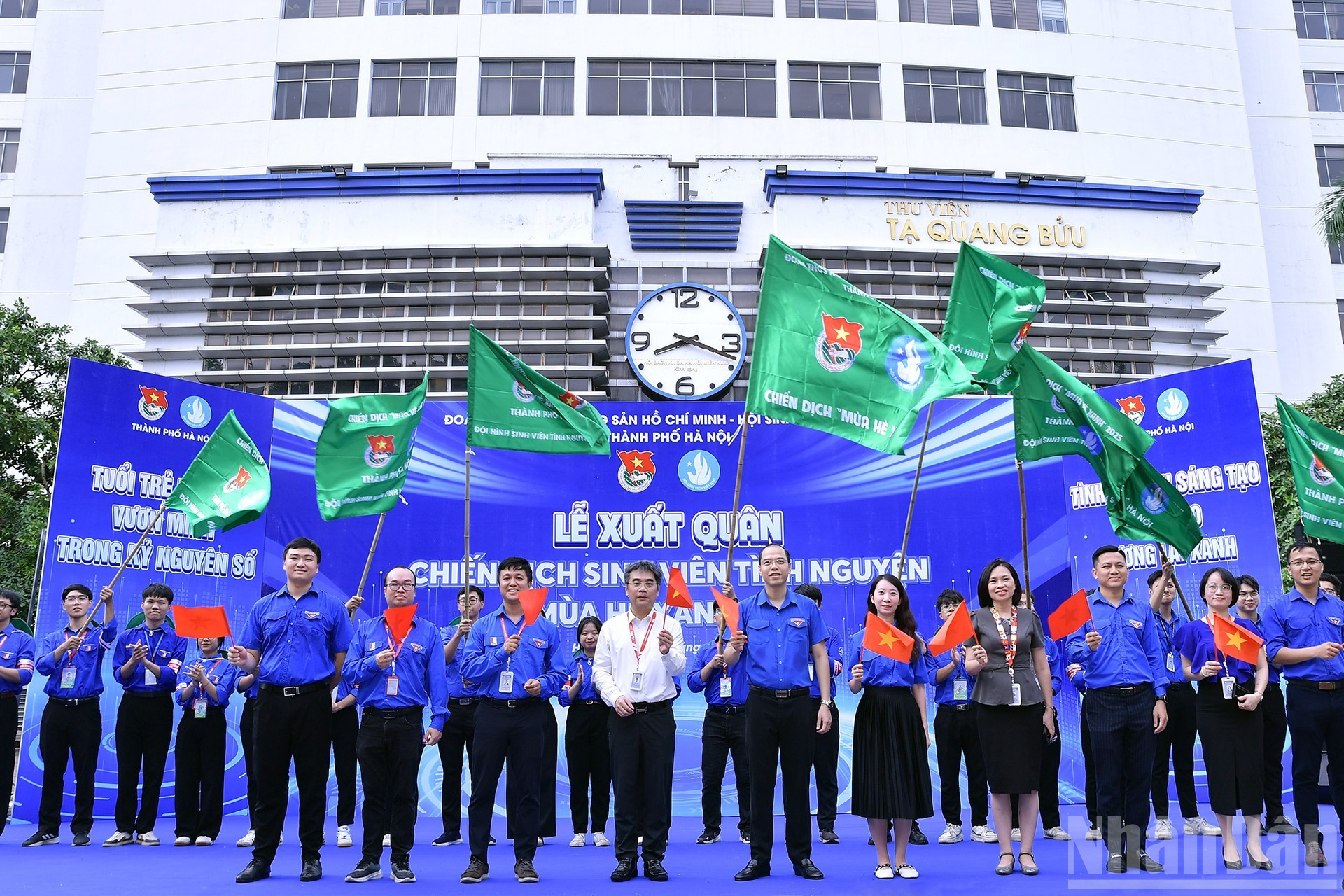 Los participantes expresan su determinación, voluntad y dedicación de la juventud capitalina, así como sus aspiraciones de seguir los pasos de las generaciones anteriores y promover las buenas tradiciones del pueblo vietnamita, como &quot;compartir el amor&quot; y el espíritu de &quot;Hanói con todo el país, por todo el país&quot;.
