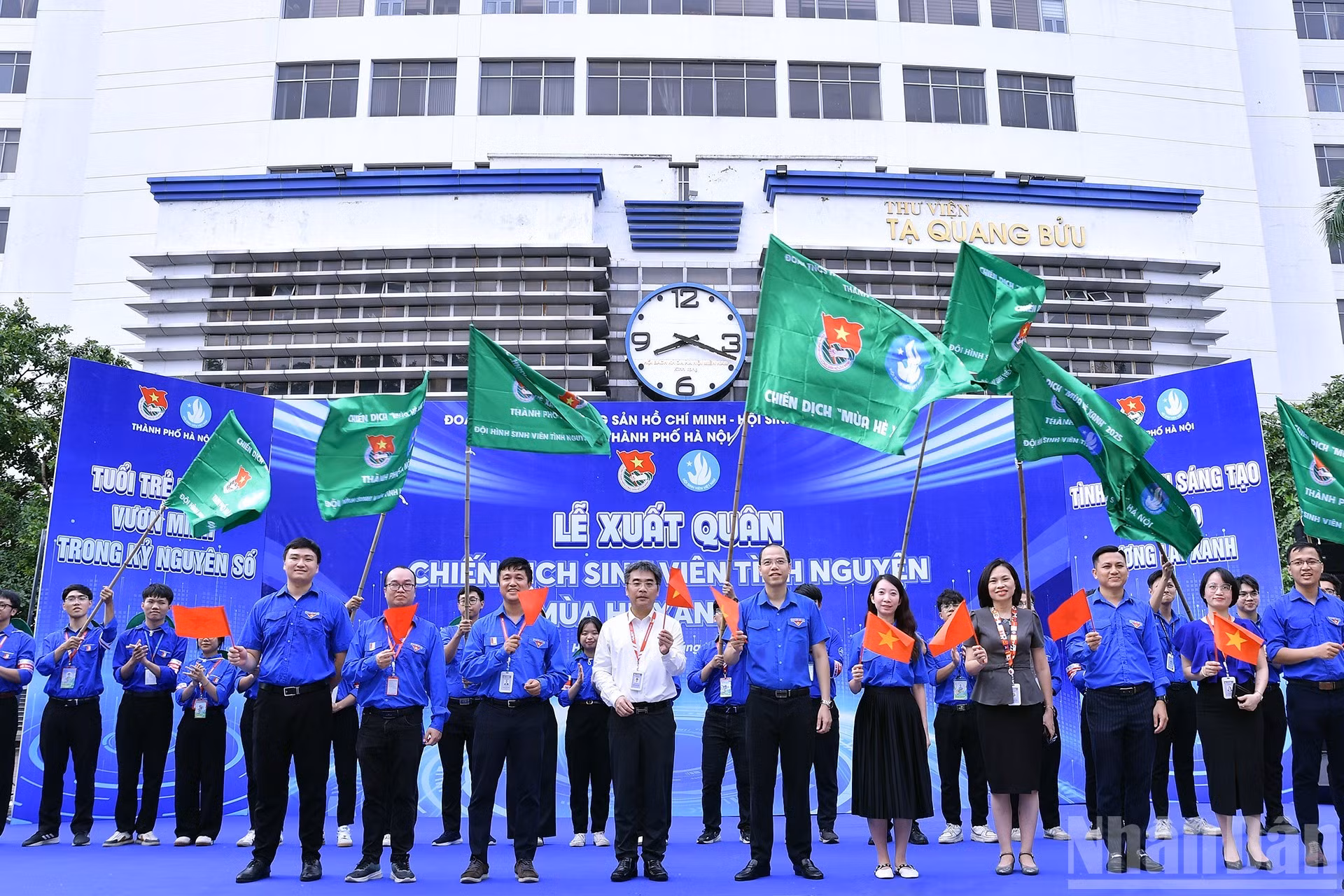 Los participantes expresan su determinación, voluntad y dedicación de la juventud capitalina, así como sus aspiraciones de seguir los pasos de las generaciones anteriores y promover las buenas tradiciones del pueblo vietnamita, como "compartir el amor" y el espíritu de "Hanói con todo el país, por todo el país".