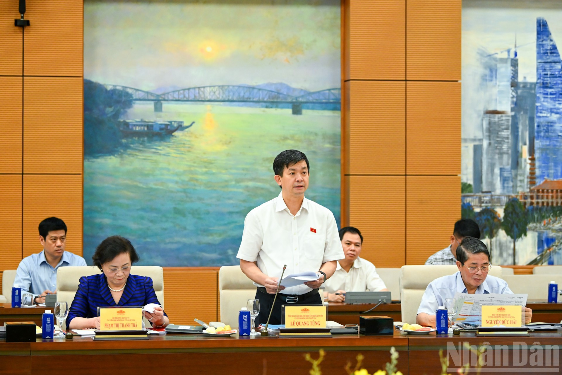 El secretario general de la Asamblea Nacional y jefe de la Oficina Parlamentaria, Le Quang Tung, en la reunión.