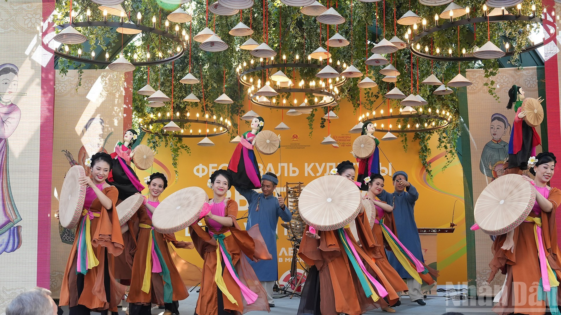 Los espectáculos artísticos, como la música tradicional, las marionetas terrestres y acuáticas, ponen de manifiesto la identidad nacional y la esencia de la cultura vietnamita.