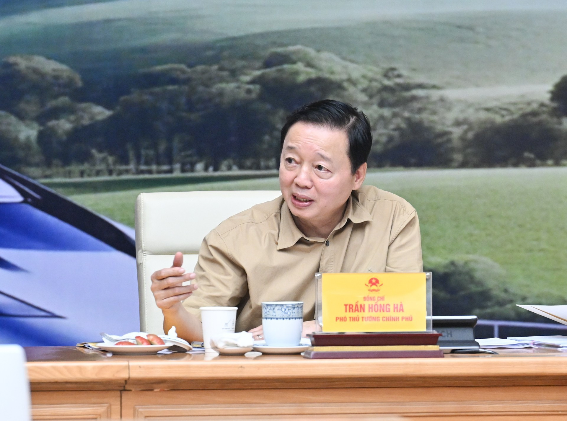 El viceprimer ministro Tran Hong Ha habla en la conferencia.