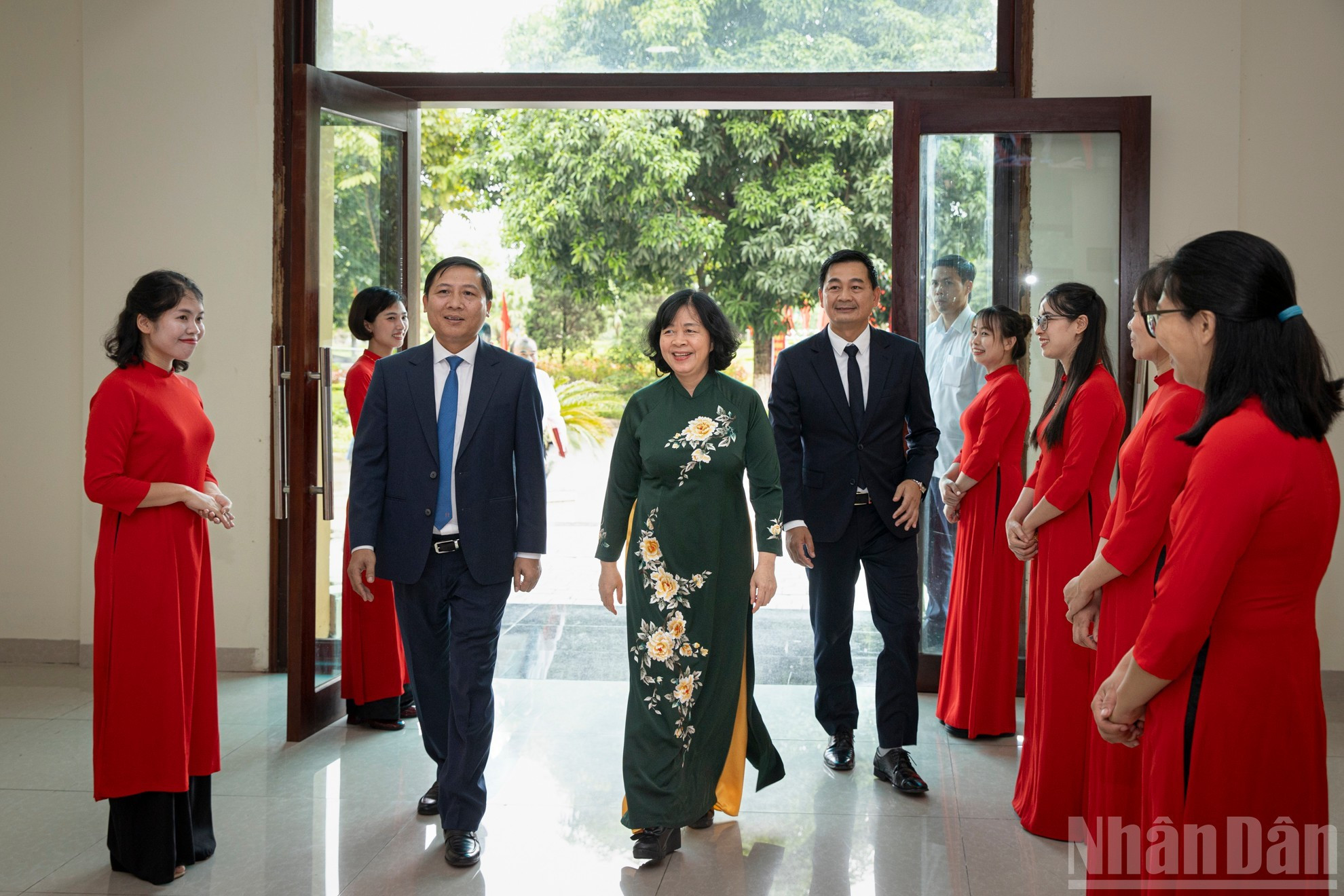 El secretaria del Comité del Partido en Hanói, Bui Thi Minh Hoai, llega al acto. El secretaria del Comité del Partido en Hanói, Bui Thi Minh Hoai, llega al acto.