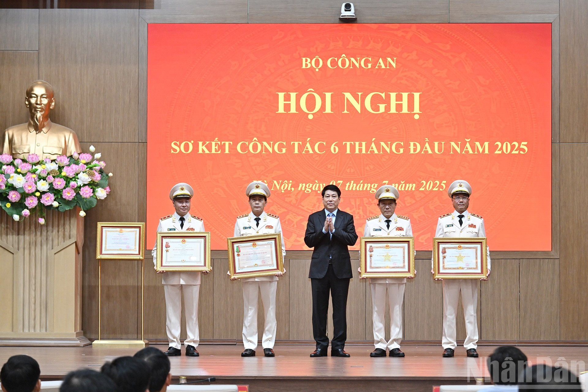 El presidente Luong Cuong otorga la Orden al Mérito Militar, la Orden al Mérito en Combate y la Orden de Defensa de la Patria a los titulares del Ministerio de Seguridad Pública.