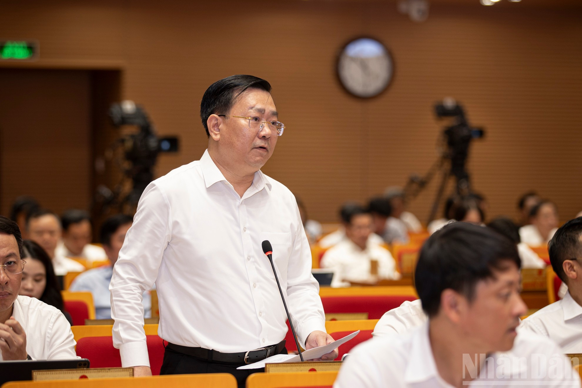 El director del Servicio de Industria y Comercio, Vo Nguyen Phong, responde a preguntas de los delegados.