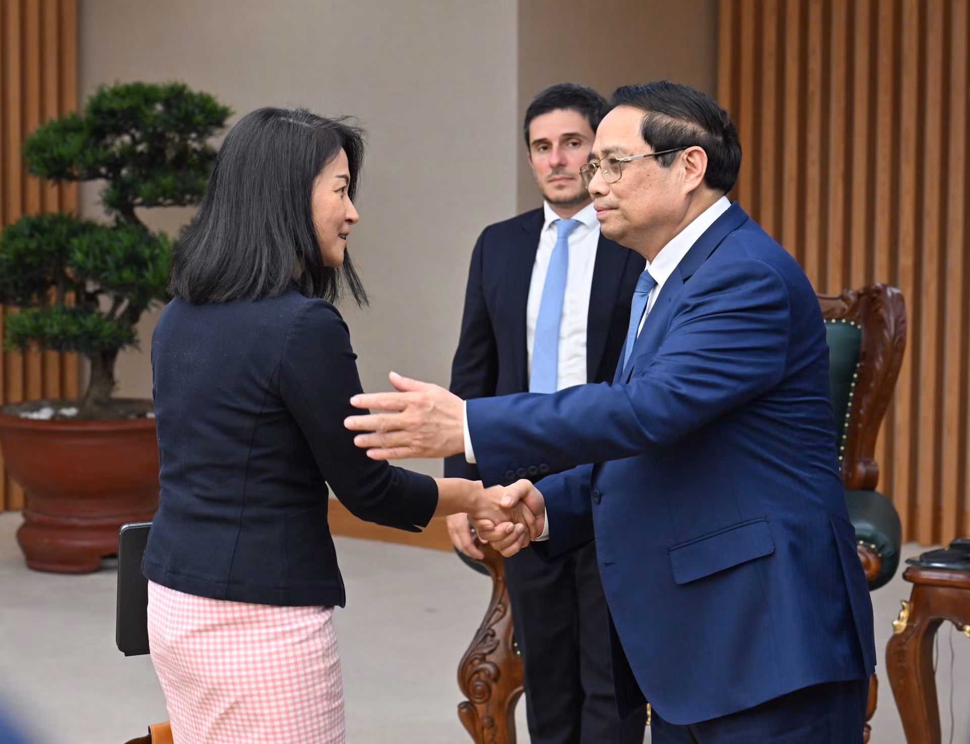 El primer ministro de Vietnam, Pham Minh Chinh, recibe a la delegación de FTSE Russell.