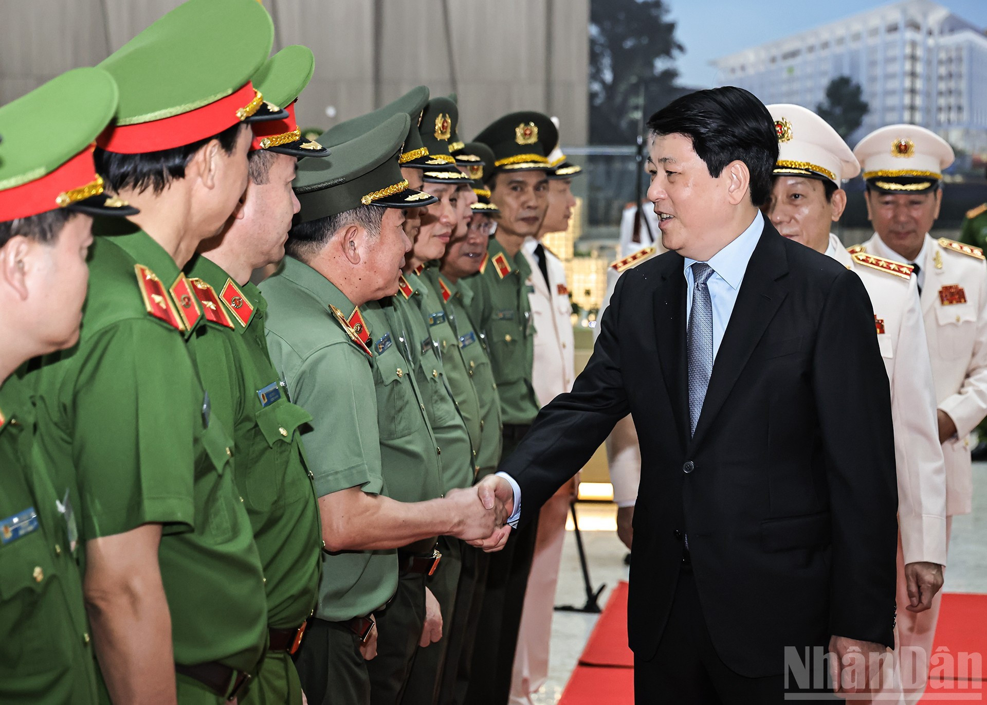 El presidente Luong Cuong con los delegados.