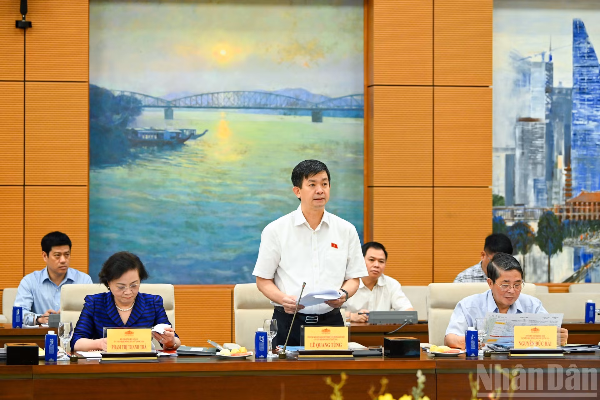 El secretario general de la Asamblea Nacional y jefe de la Oficina Parlamentaria, Le Quang Tung, en la reunión.