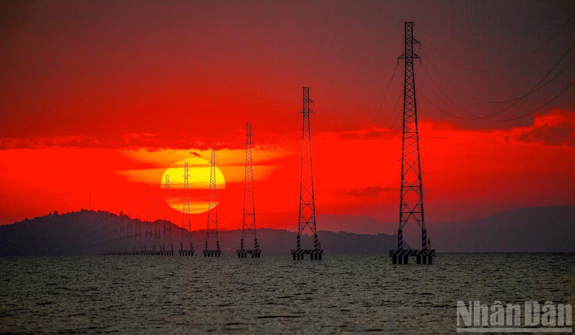 Obra: Atardecer en el mar de Ha Tien. Autor: Nguyen Dao Duc La red nacional que cruza el mar hasta la comuna insular de Tien Hai, en la provincia de An Giang.