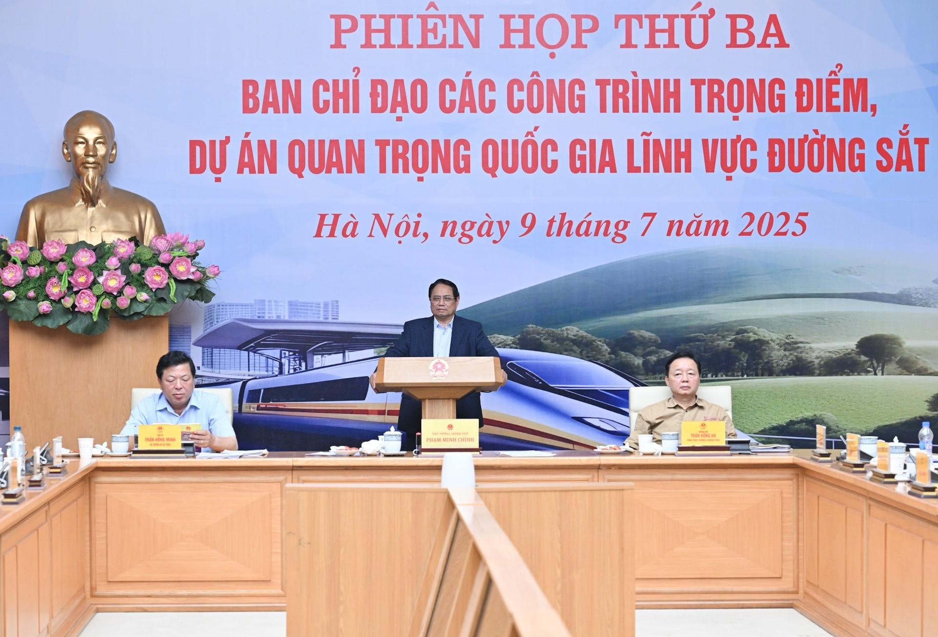 El primer ministro vietnamita, Pham Minh Chinh, preside la reunión.