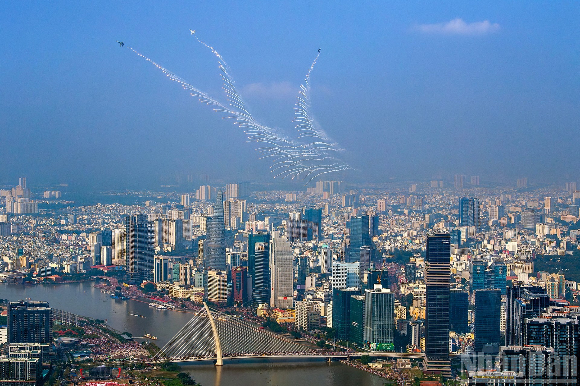 Obra: Ascenso. Autor: Nguyen Tien Anh Tuan. La imagen muestra una escuadrilla de tres aviones SU-30MK2 de la Fuerza Aérea de Vietnam lanzando bengalas sobre el cielo de Ciudad Ho Chi Minh durante la ceremonia por el 50º aniversario del Día de la Liberación del Sur y la Reunificación Nacional. La imagen simboliza la vitalidad poderosa de la nación y reafirma la soberanía sobre el cielo libre y el ascenso en la nueva era de la ciudad que lleva el nombre del Tío Ho. Obra: Ascenso. Autor: Nguyen Tien Anh Tuan. La imagen muestra una escuadrilla de tres aviones SU-30MK2 de la Fuerza Aérea de Vietnam lanzando bengalas sobre el cielo de Ciudad Ho Chi Minh durante la ceremonia por el 50º aniversario del Día de la Liberación del Sur y la Reunificación Nacional. La imagen simboliza la vitalidad poderosa de la nación y reafirma la soberanía sobre el cielo libre y el ascenso en la nueva era de la ciudad que lleva el nombre del Tío Ho.