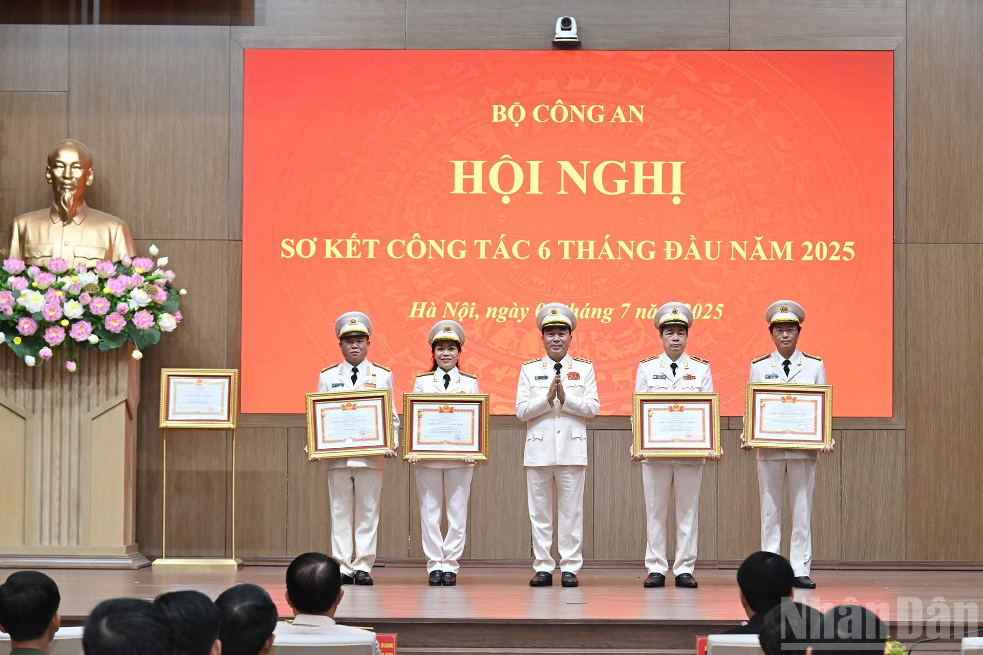 El viceministro de Seguridad Pública Tran Quoc To entrega distinciones a individuos y colectivos.