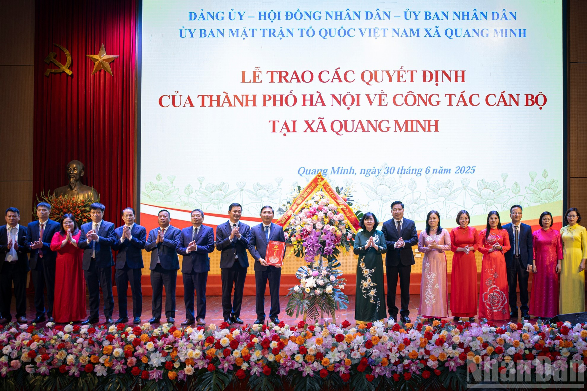 Entrega decisiones de nombramiento al funcionarios en Quang Minh. Entrega decisiones de nombramiento al funcionarios en Quang Minh.