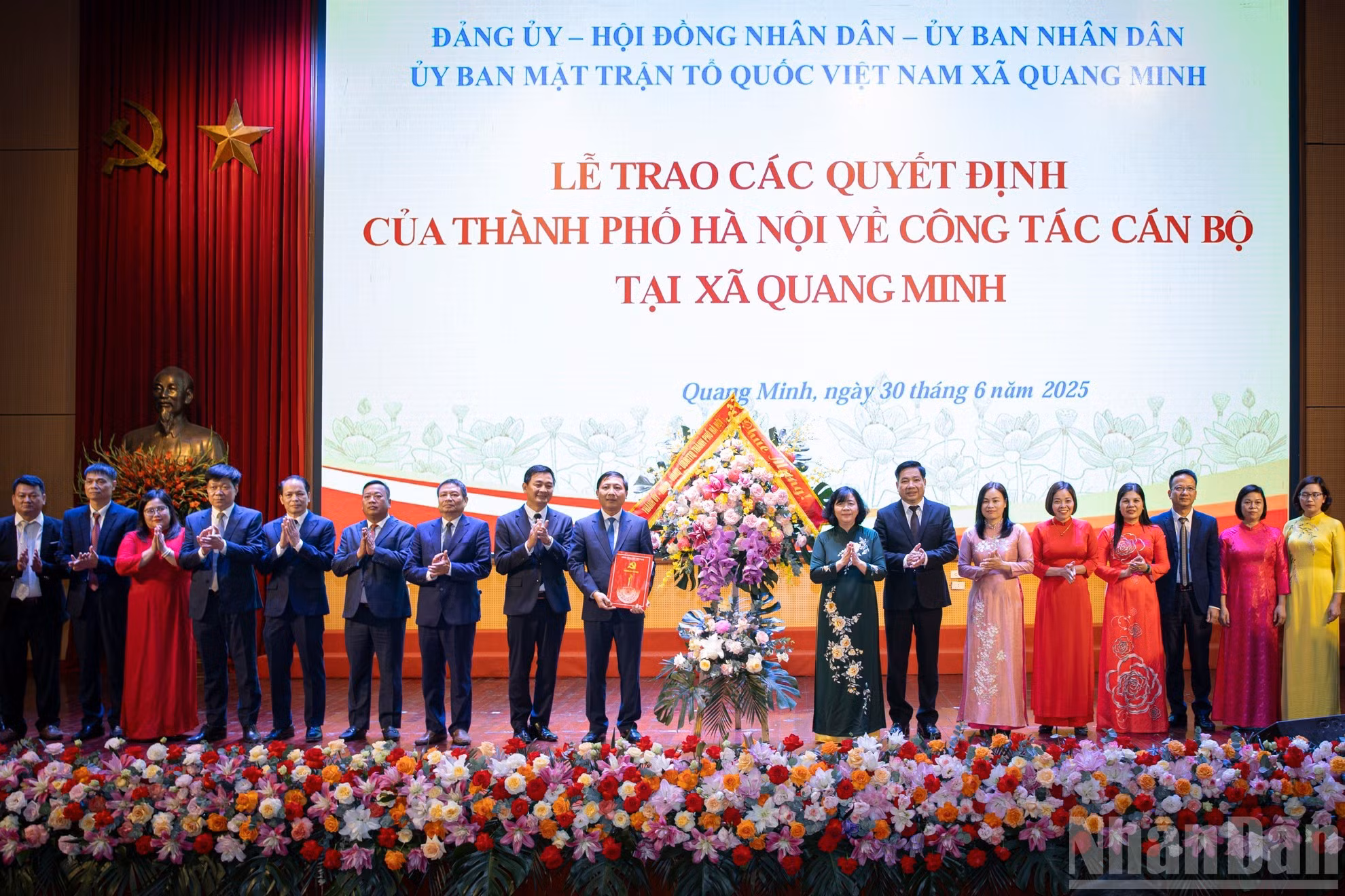 Entrega decisiones de nombramiento al funcionarios en Quang Minh.