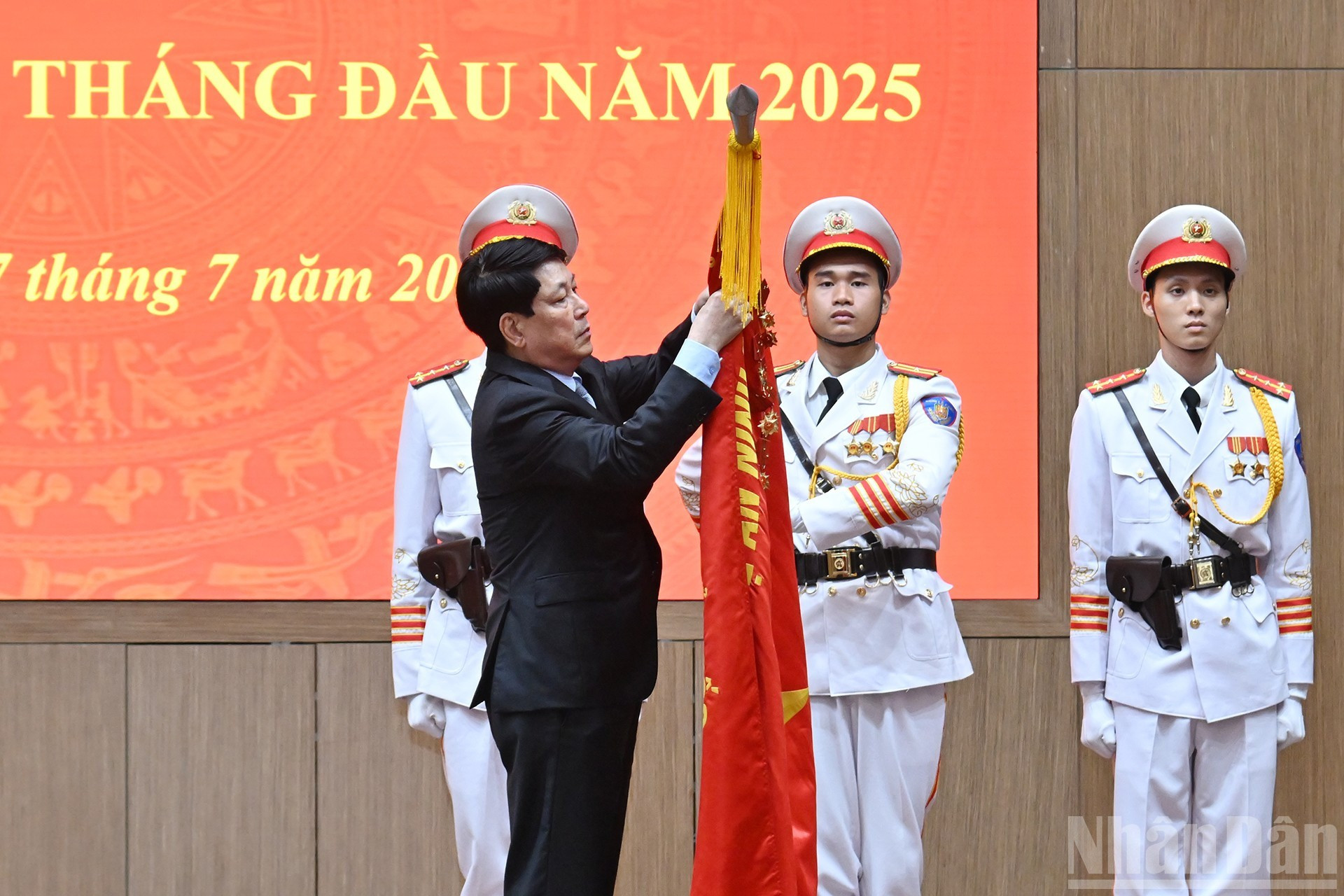 El presidente Luong Cuong otorga la Orden del Trabajo de tercera clase al Ministerio de Seguridad Pública.