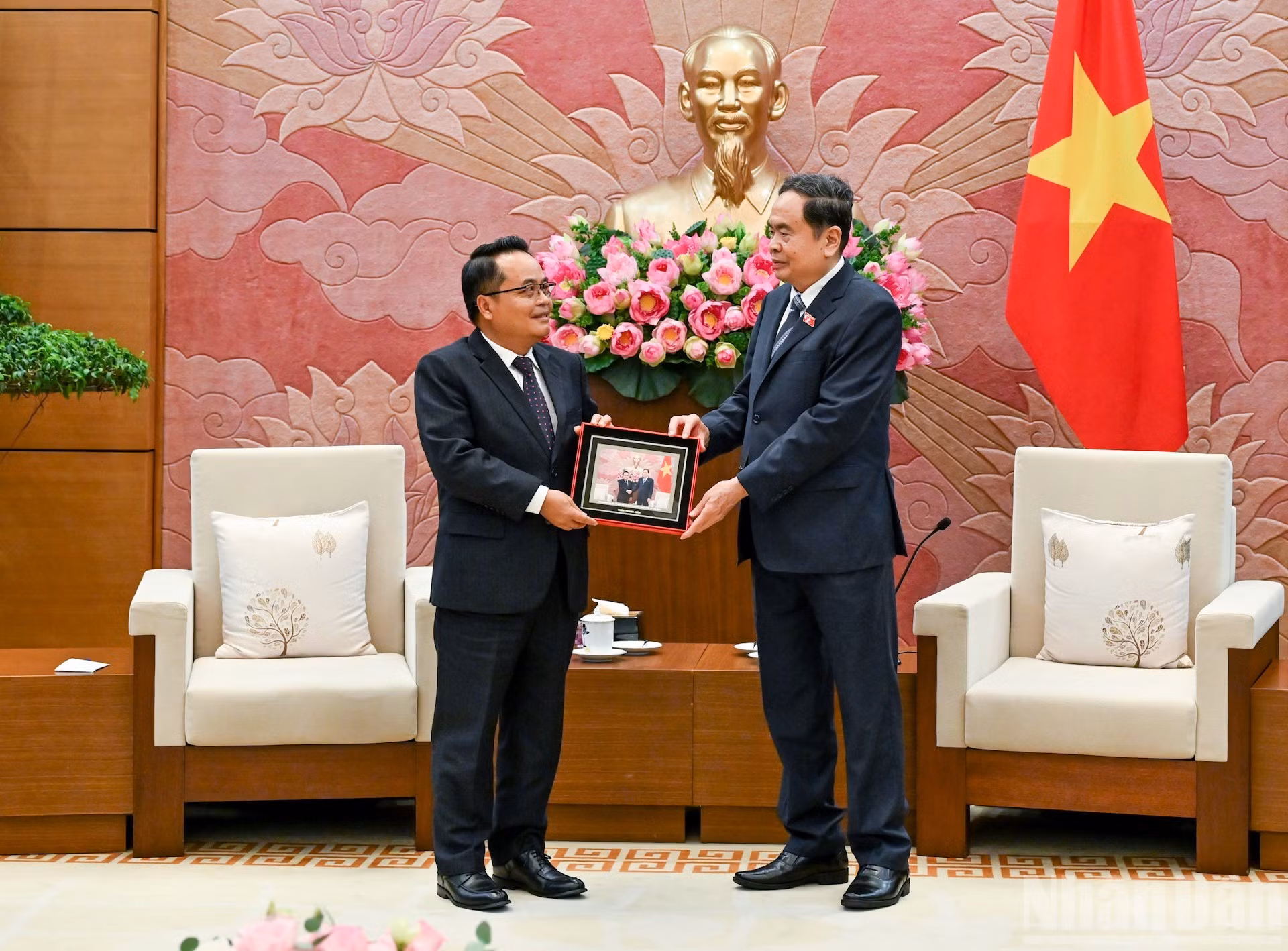 Thanh Man entrega un obsequio de recuerdo al visitante laosiano.