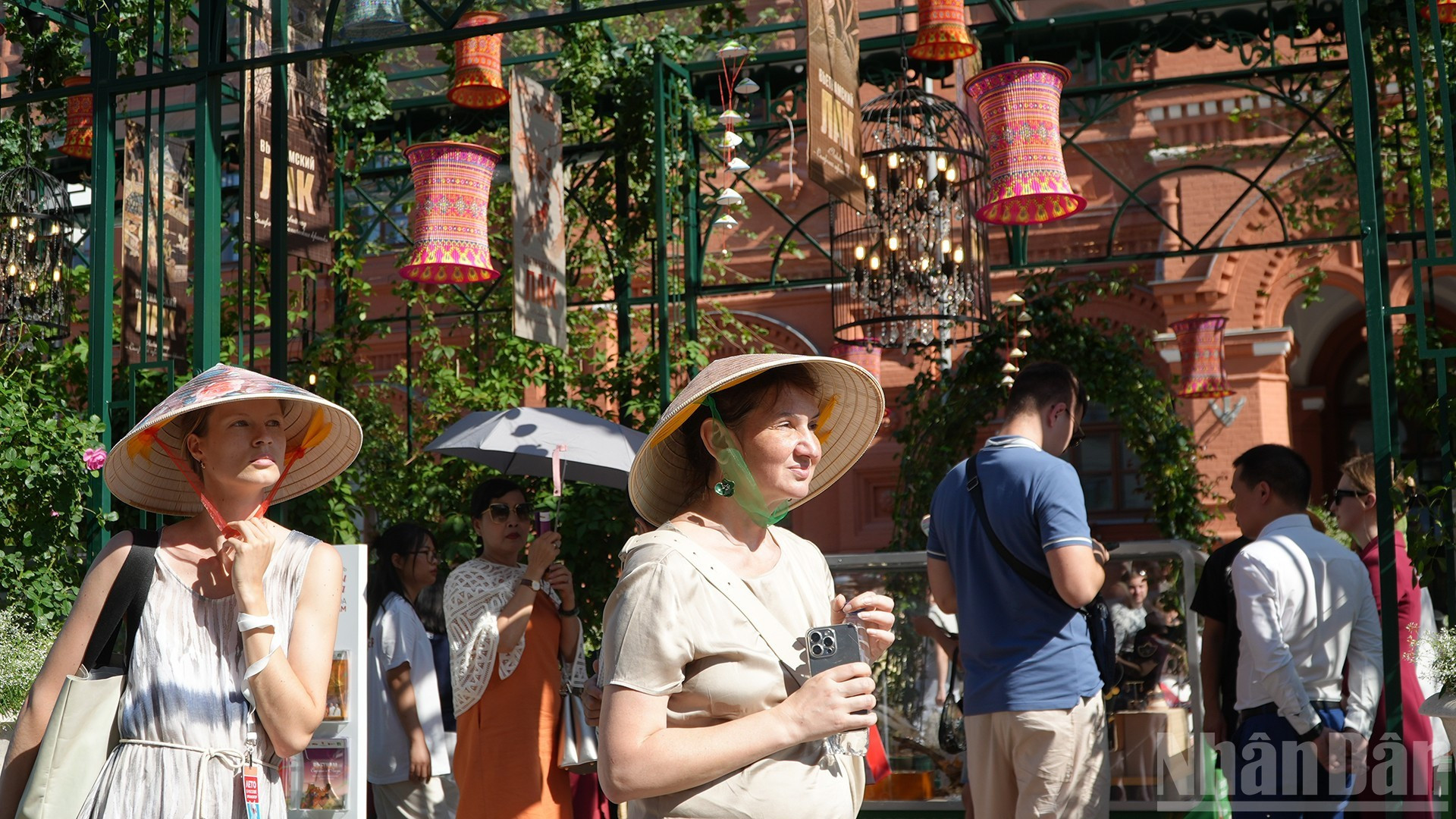 Nón lá (sombrero cónico vietnamita) es acogido con entusiasmo por los amigos rusos e internacionales, quienes lo utilizan para protegerse del intenso sol de estos días en Moscú.